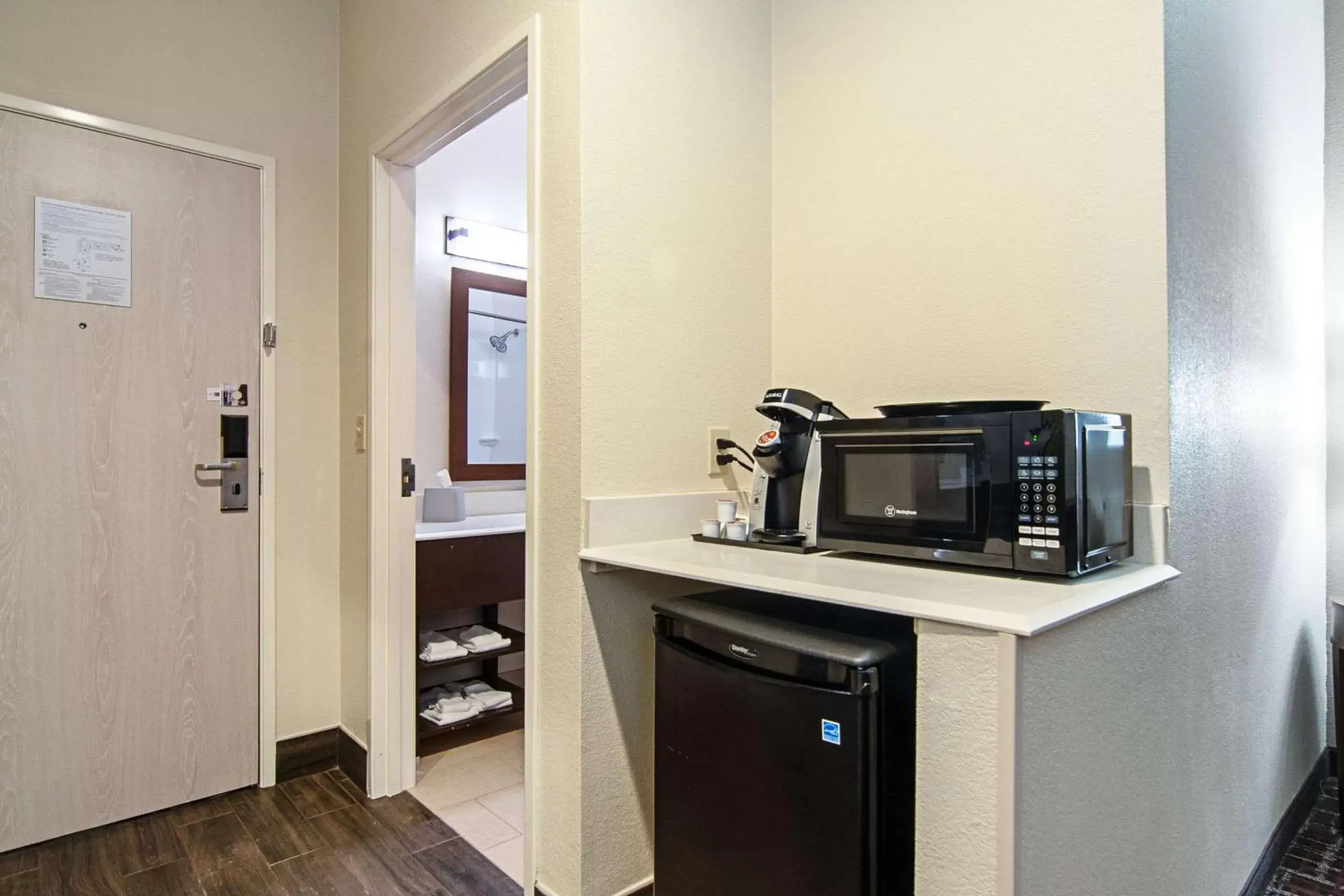 Photo of the whole room, Kitchen/Kitchenette in Comfort Suites NW Dallas Near Love Field