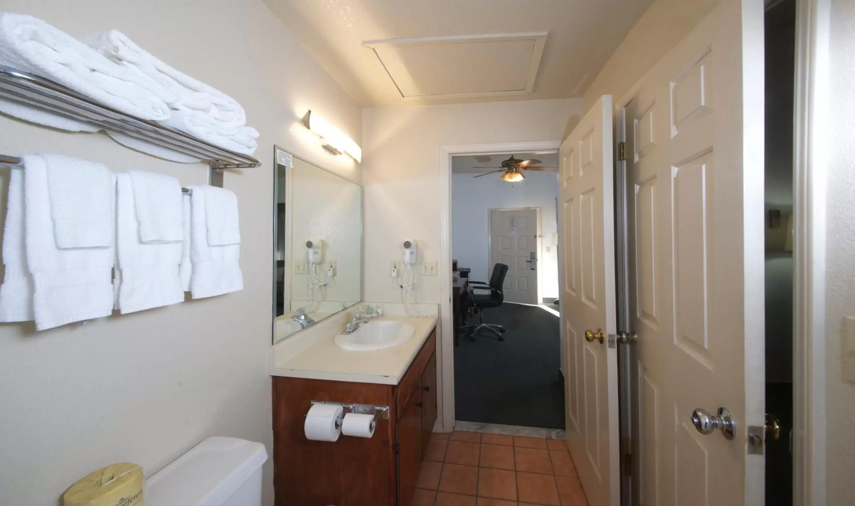 Bathroom in Quality Inn Yosemite Valley Gateway