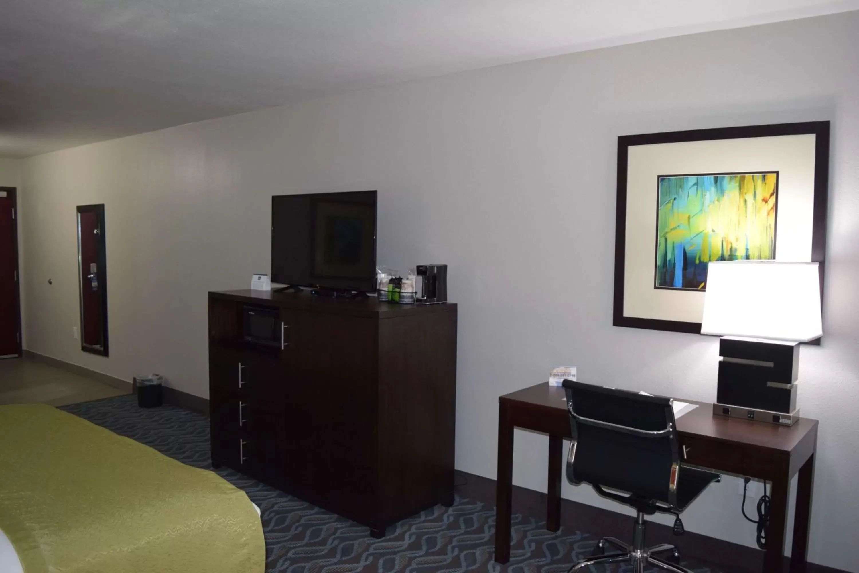 Photo of the whole room, TV/Entertainment Center in Best Western Plus Hardeeville Inn & Suites