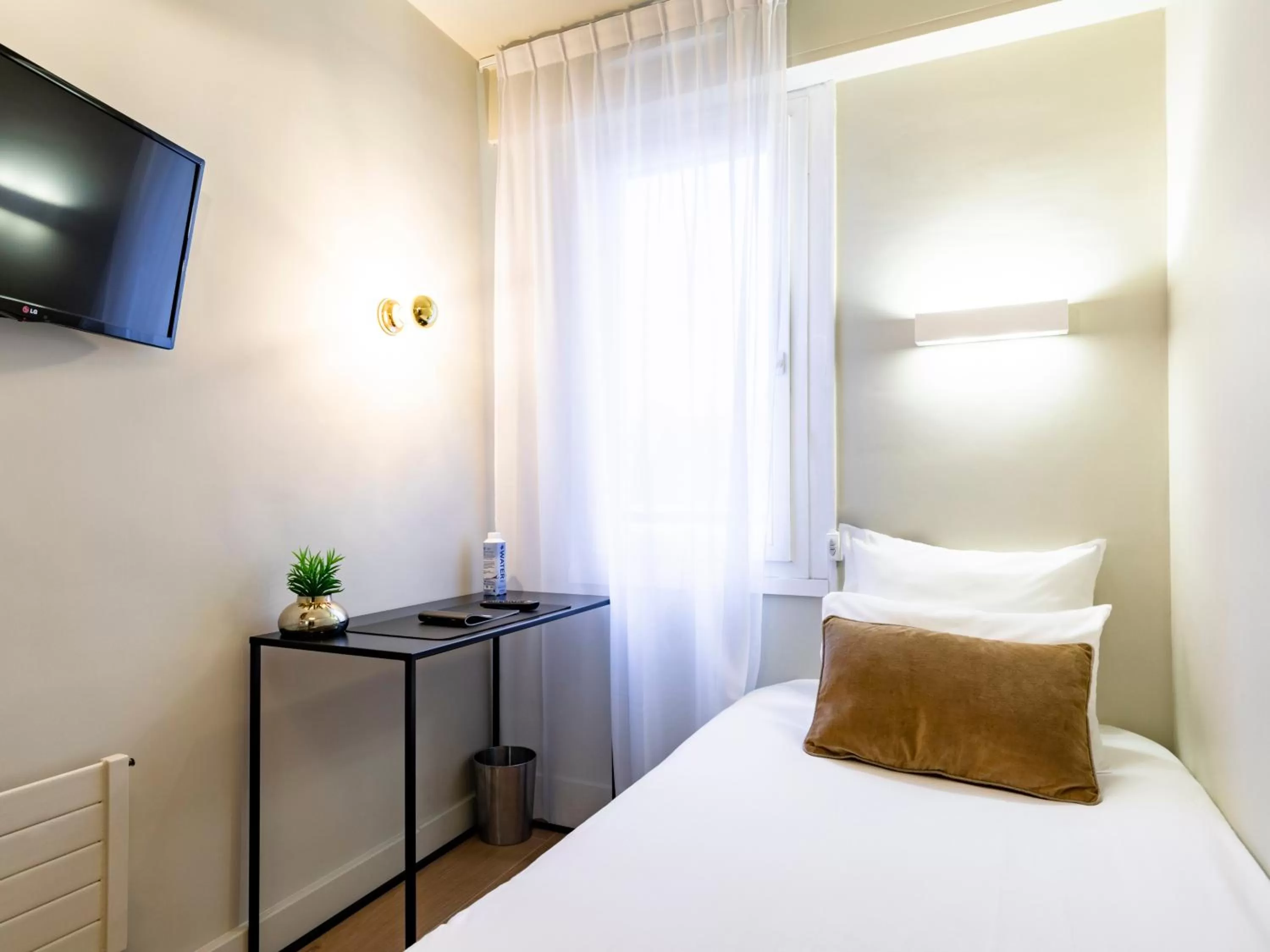 Photo of the whole room, Bed in MOKA Hôtel centre-ville