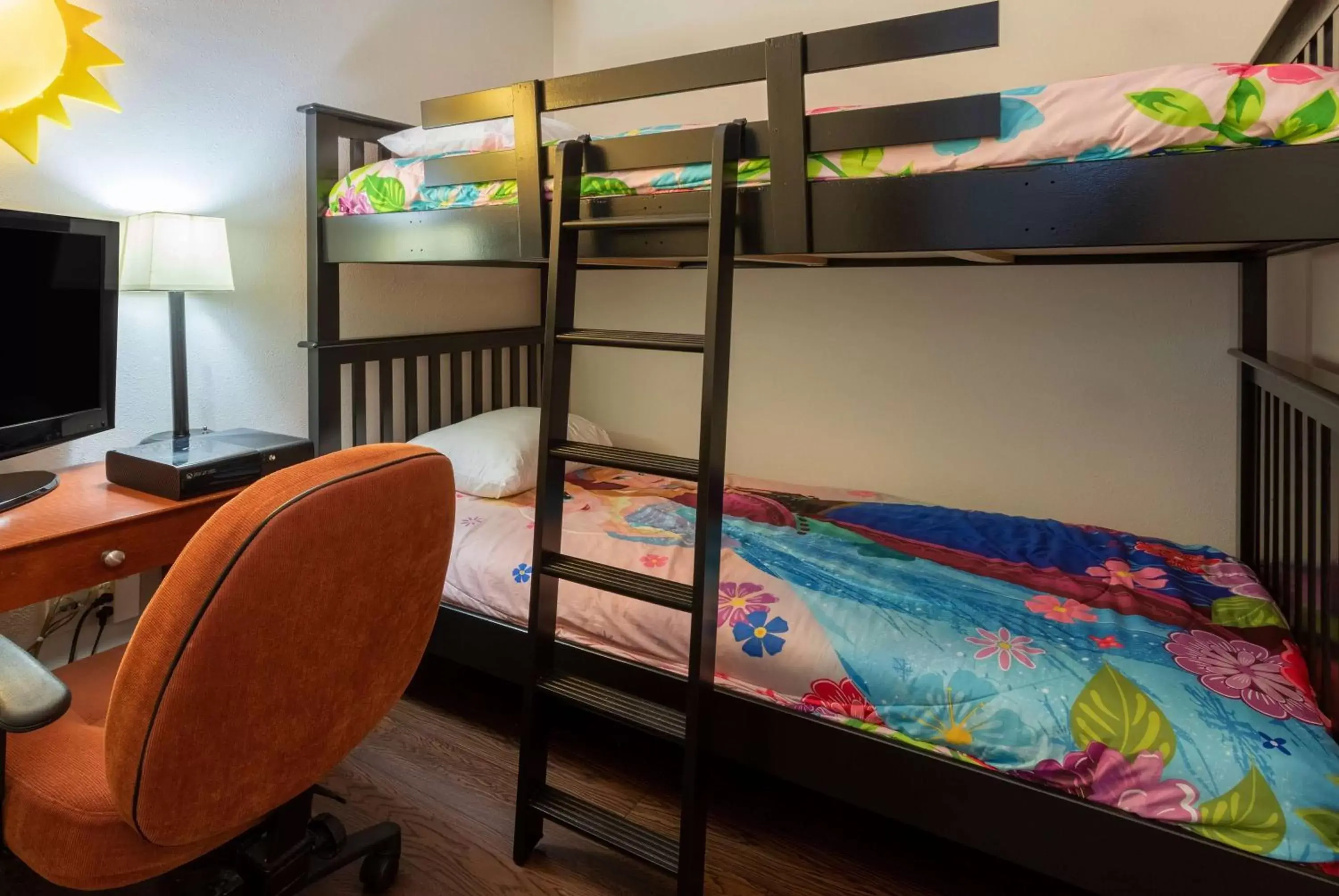 Photo of the whole room, Bunk Bed in Super 8 by Wyndham Trois-Rivieres