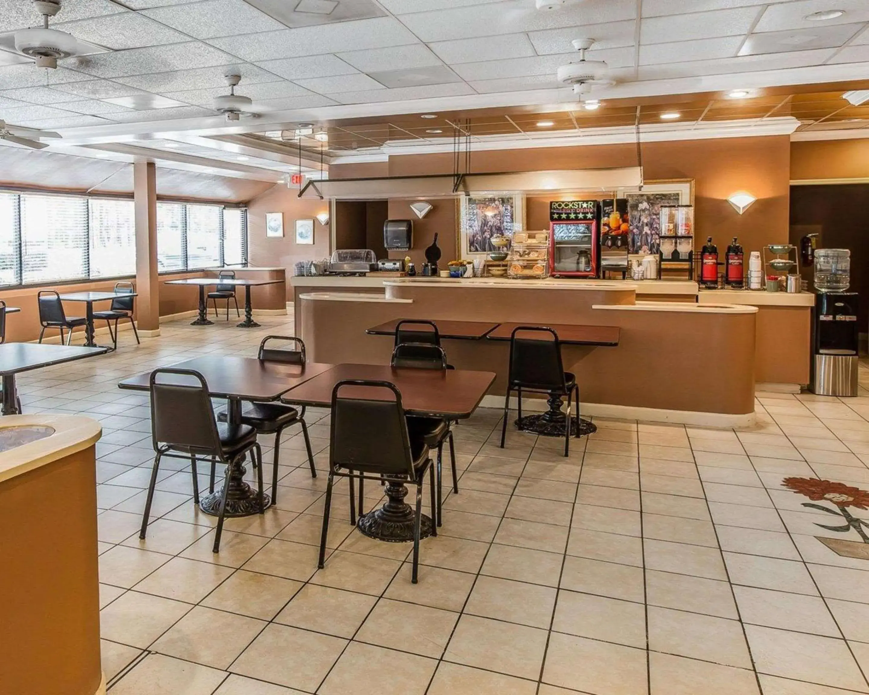 Restaurant/places to eat, Lounge/Bar in Econo Lodge