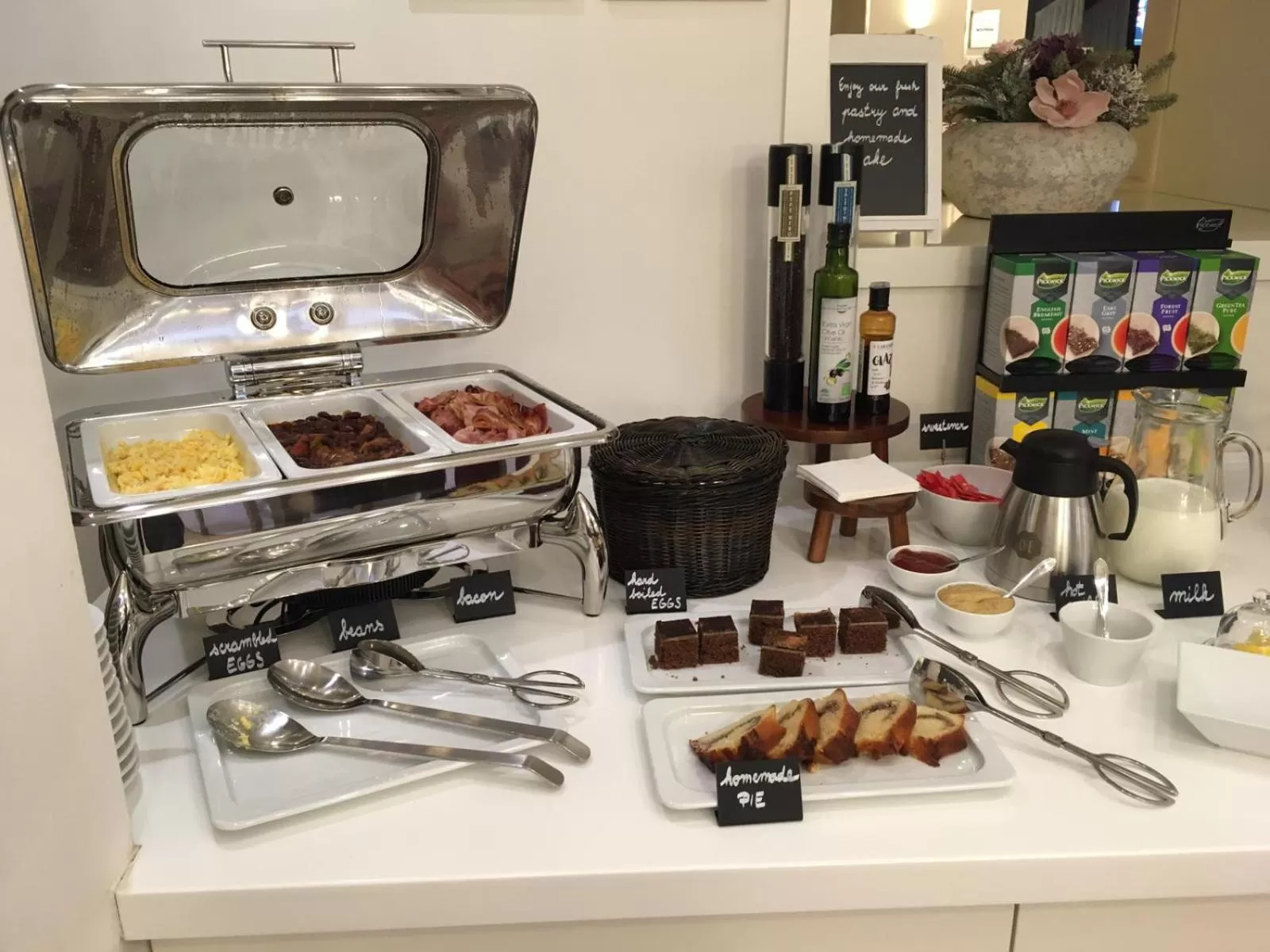 Coffee/tea facilities in Pure White