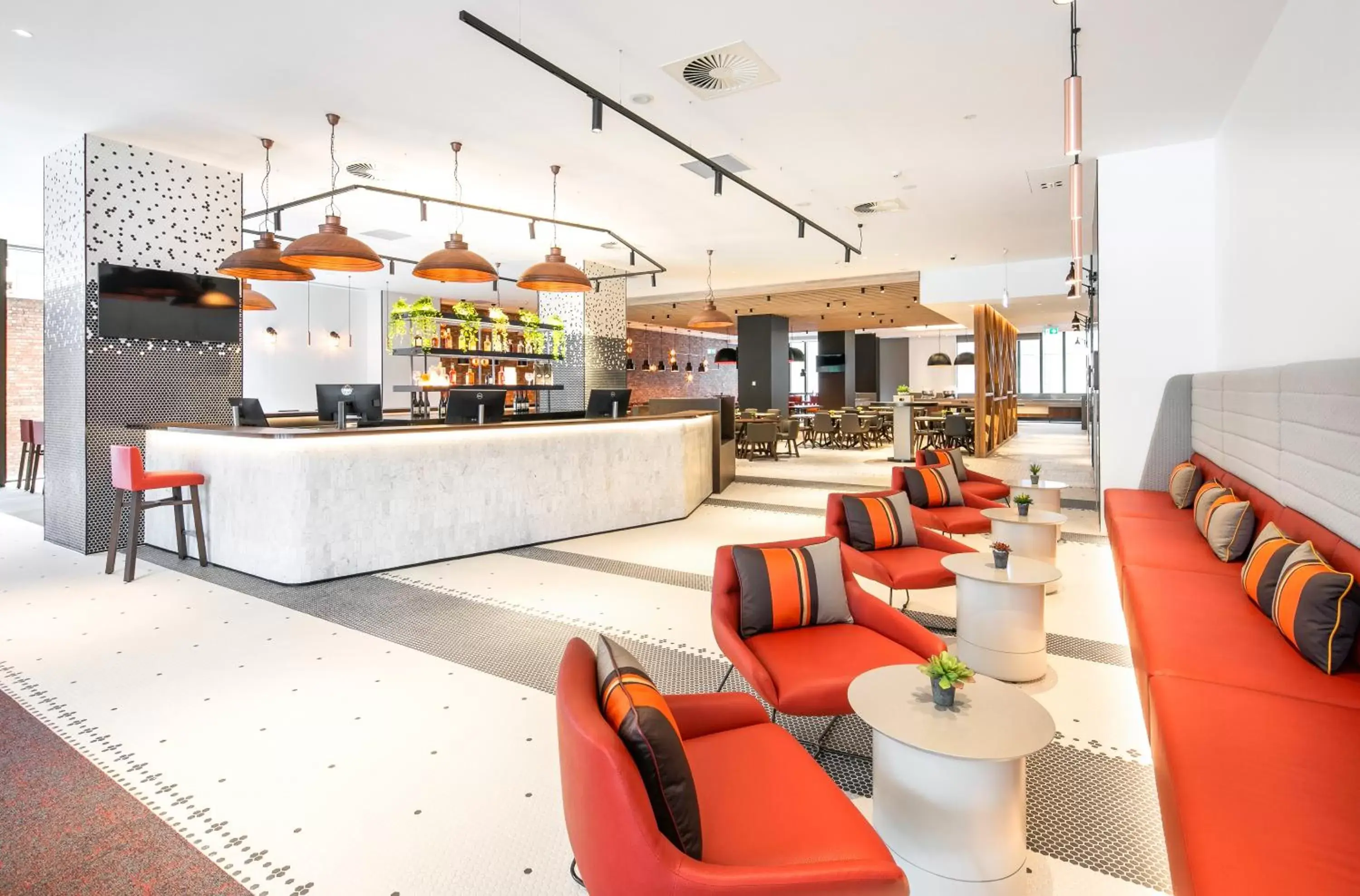Lobby or reception, Lounge/Bar in Holiday Inn Express Melbourne Little Collins, an IHG Hotel