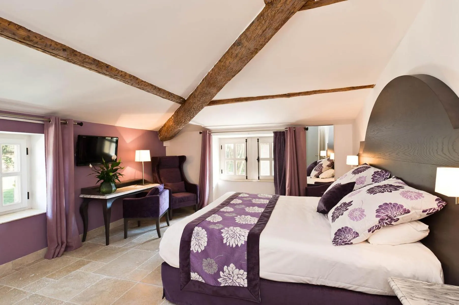 Bed in Moulin de Vernègues Hôtel & Spa