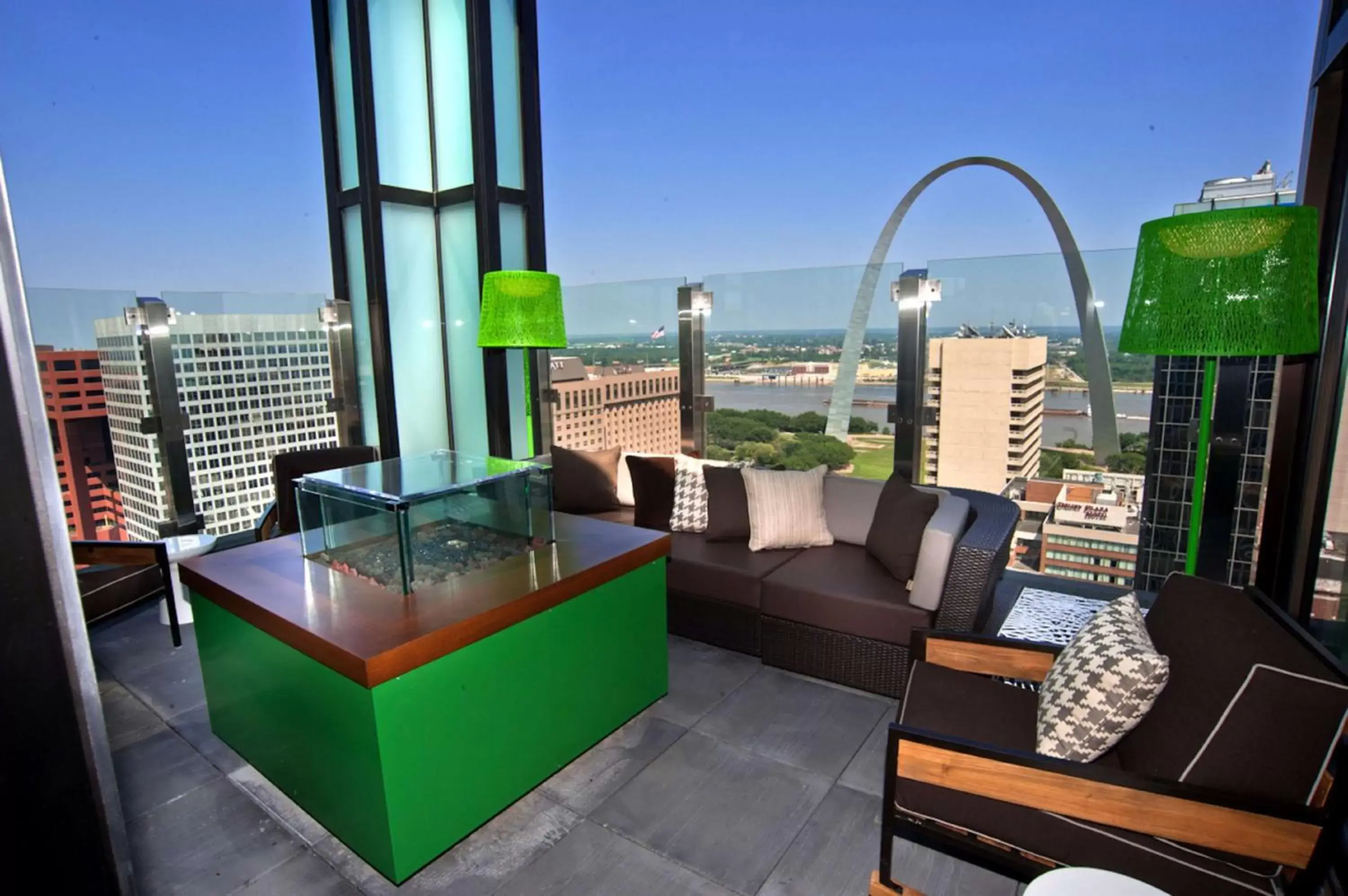 Lounge or bar in Hilton St. Louis at the Ballpark