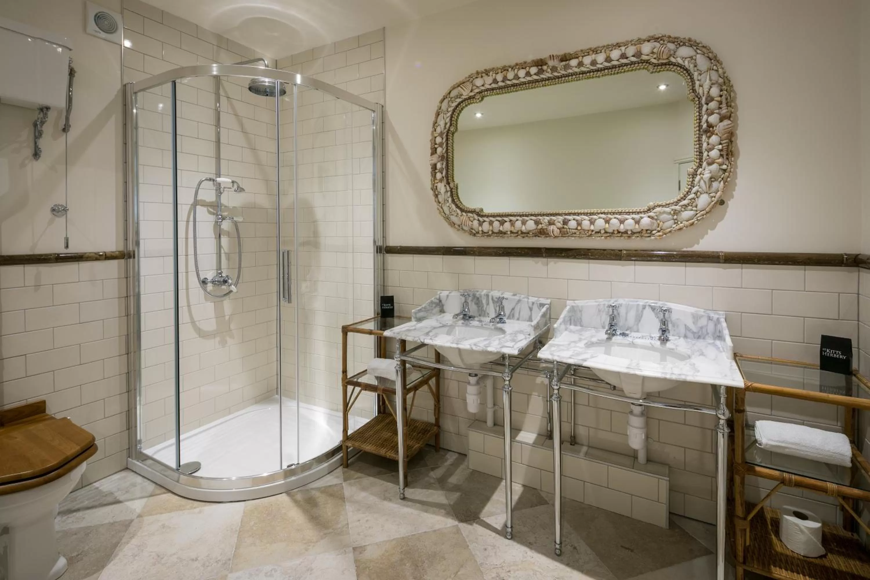 Shower in Tolcarne Beach Colonial Restaurant and Rooms