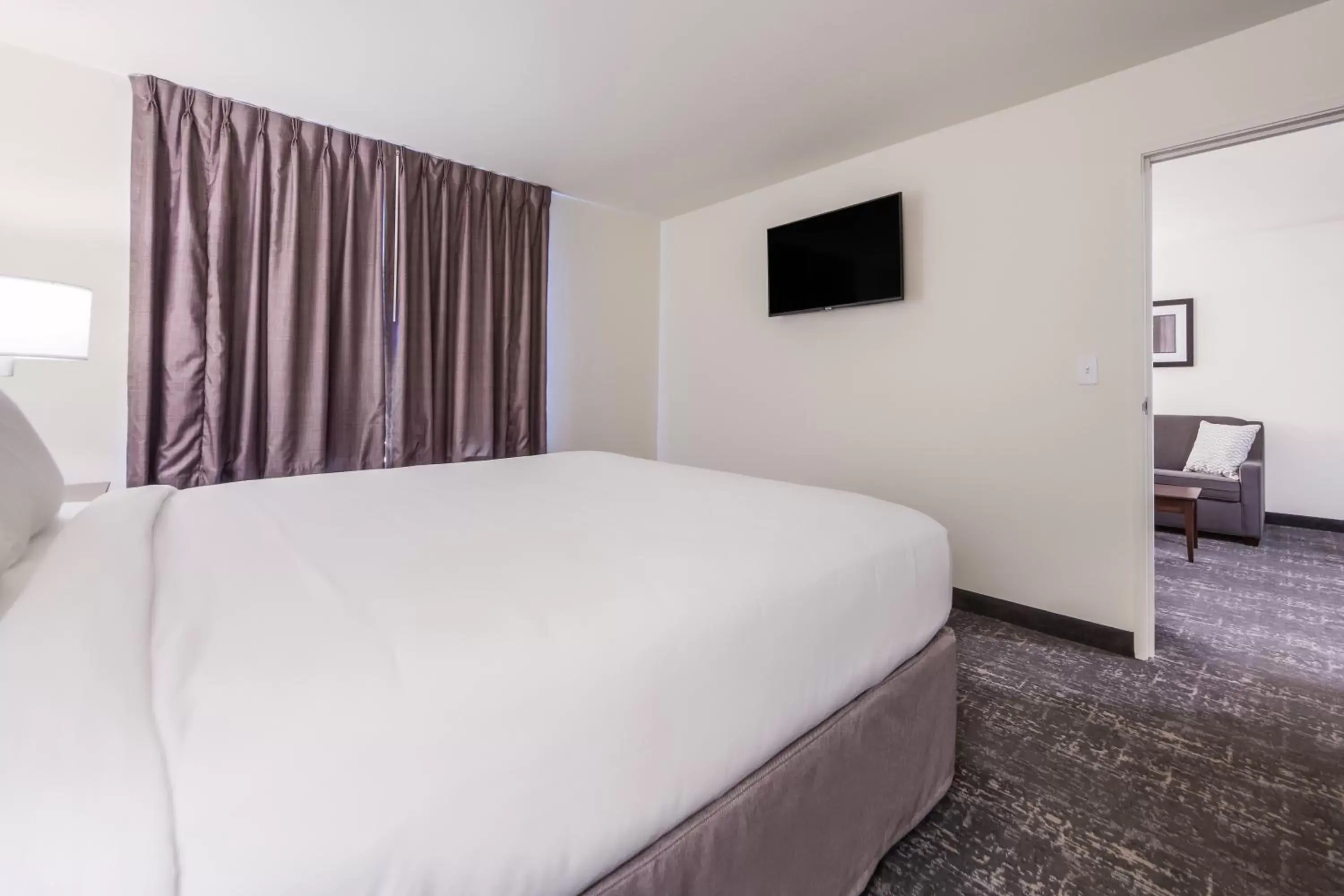 Bed in Cobblestone Inn & Suites - Holdrege