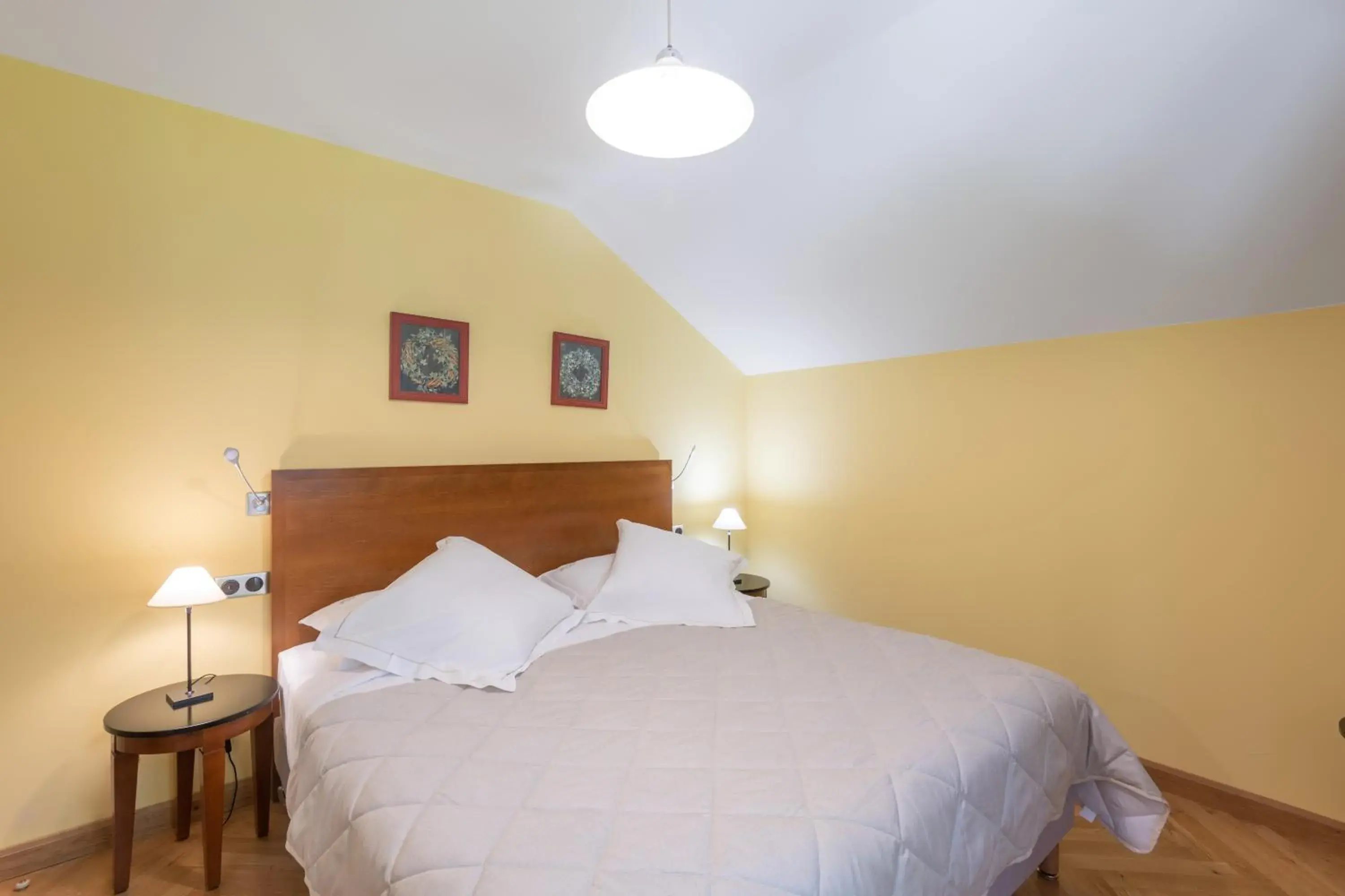 Bedroom, Bed in Le Manoir Au Lac