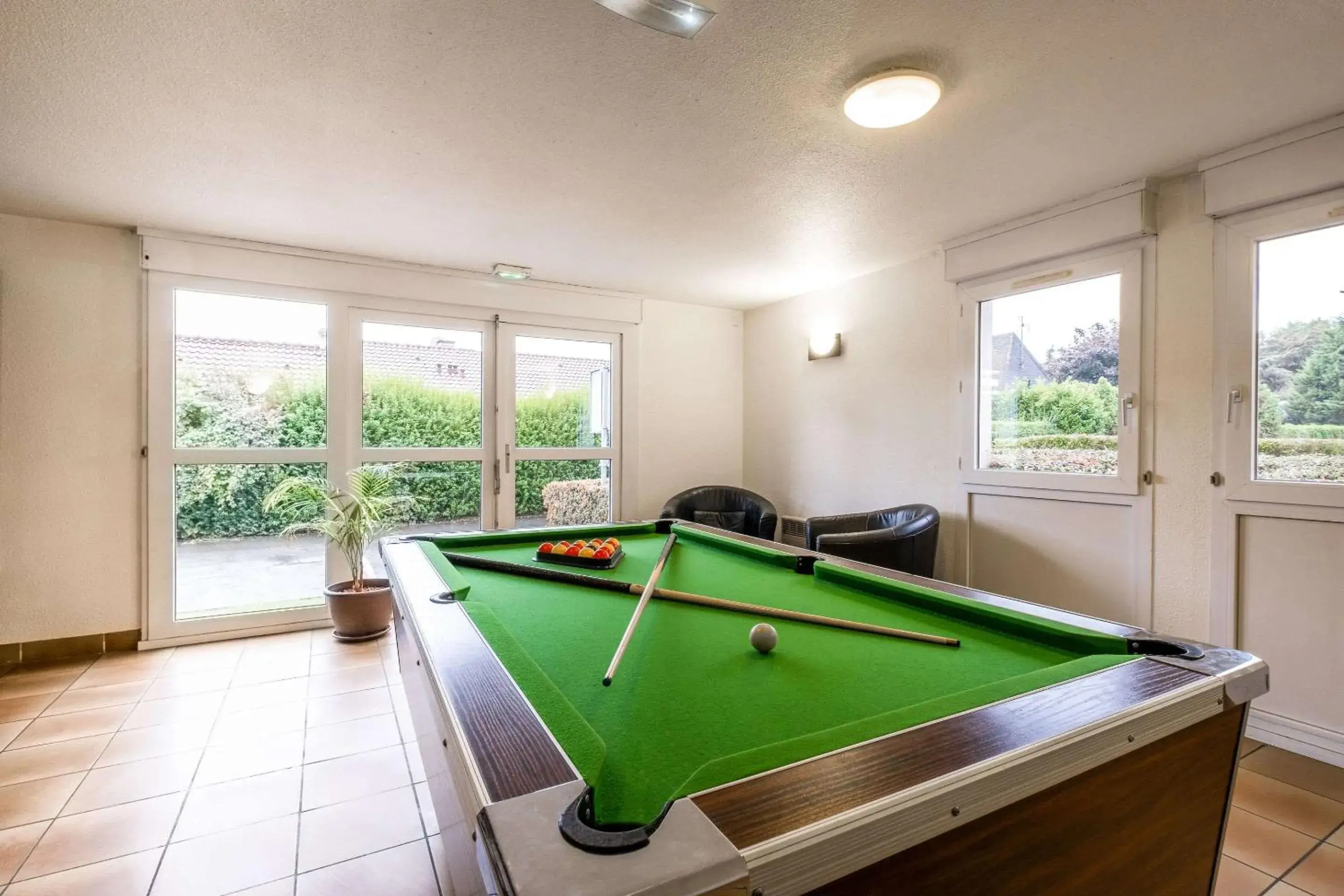 Lobby or reception, Billiards in Comfort Hotel Lille Lomme