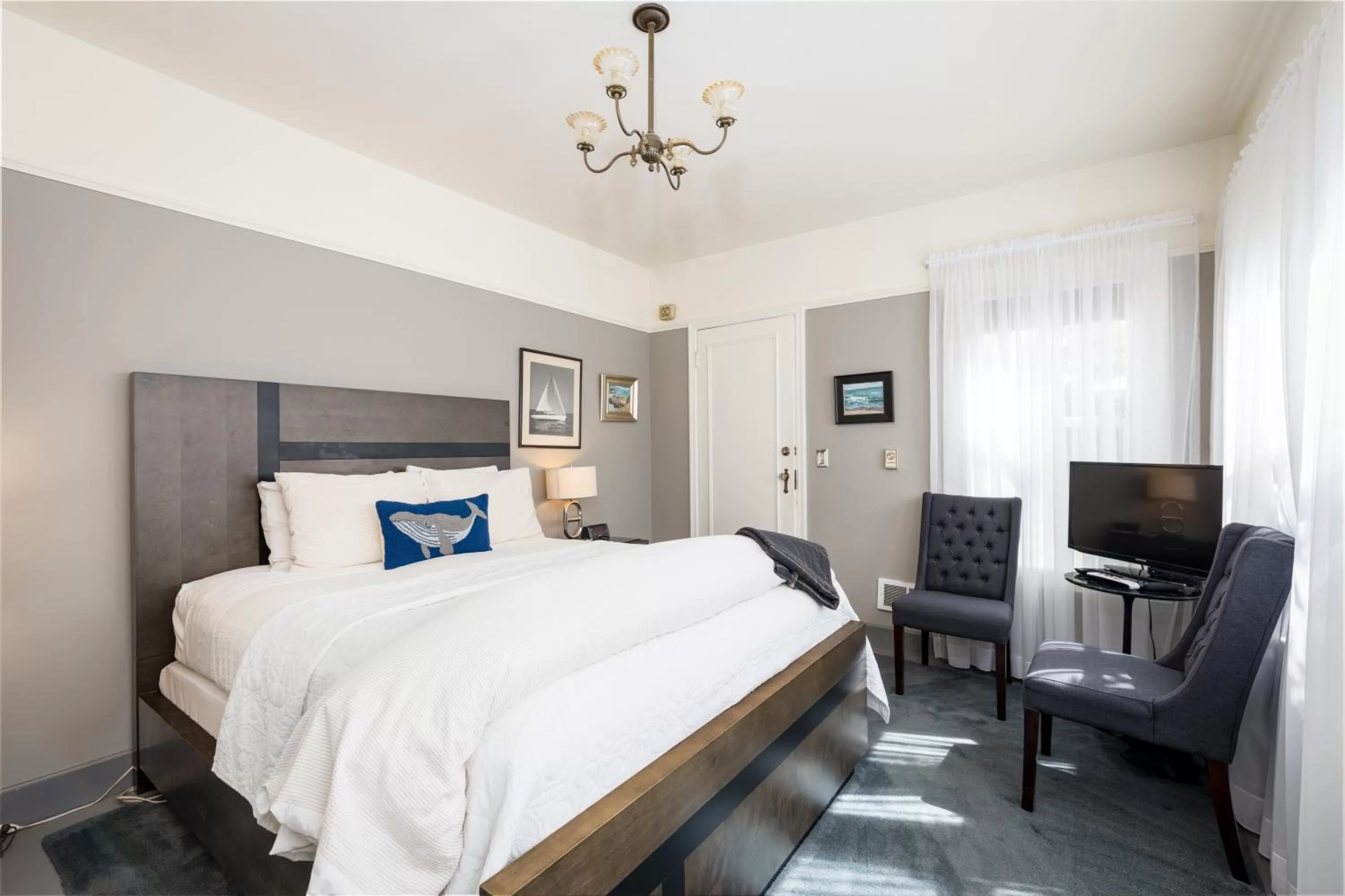 Bed in Nantucket Whale Inn, Half Moon Bay