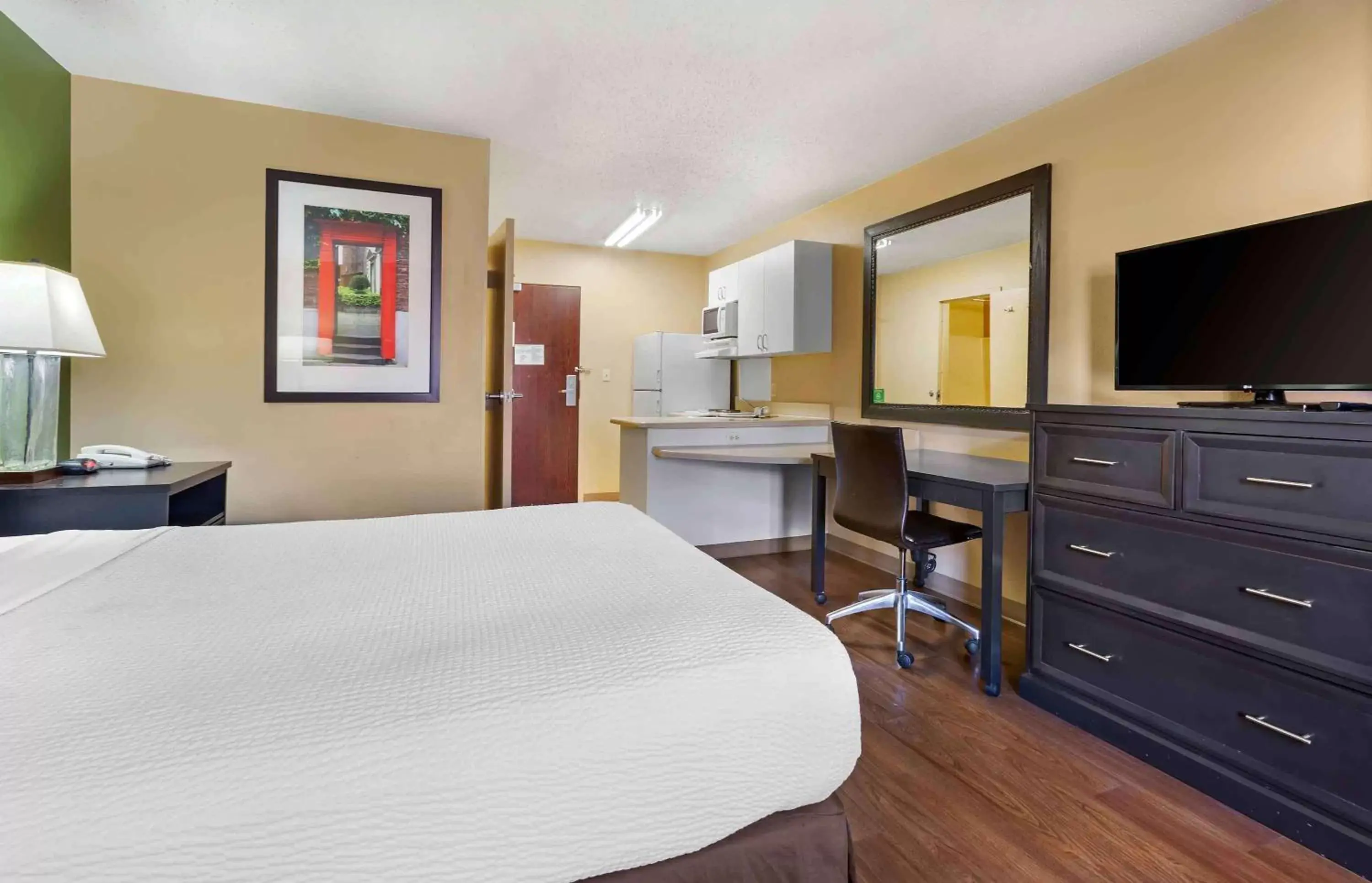 Bedroom, TV/Entertainment Center in Extended Stay America Suites - Albuquerque - Rio Rancho