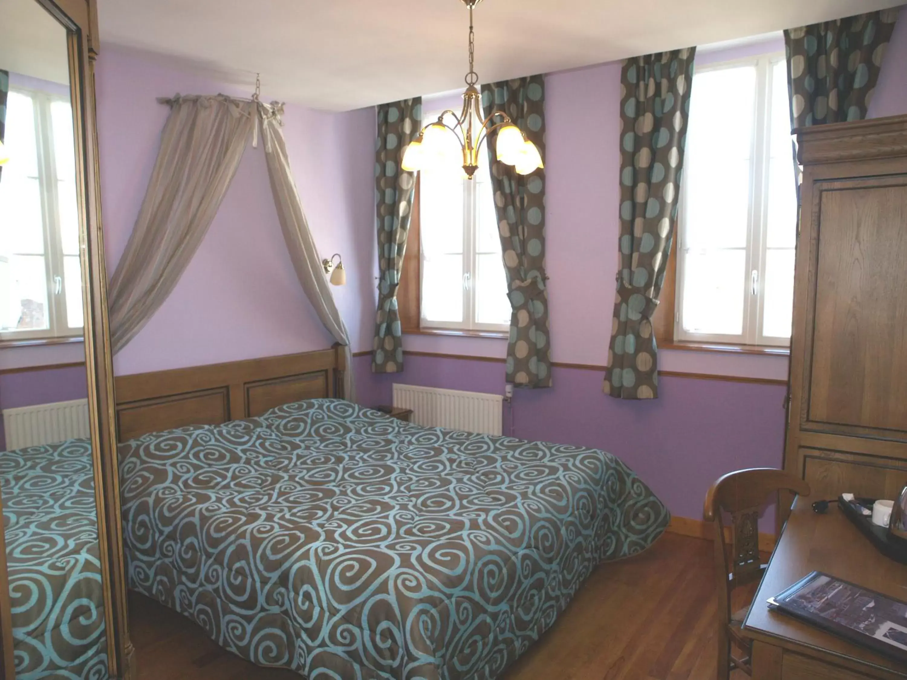 Photo of the whole room, Bed in Hôtel De Calais