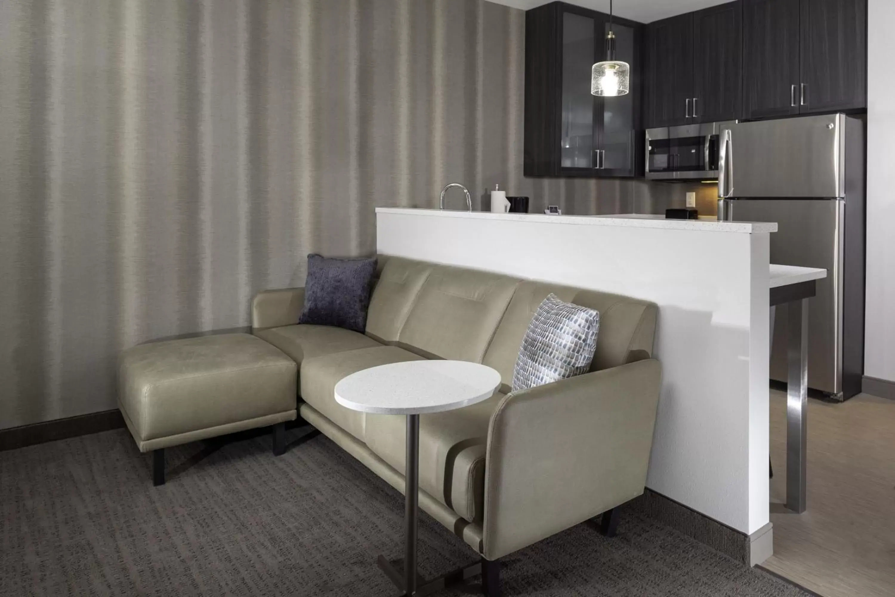 Kitchen or kitchenette, Seating Area in Residence Inn by Marriott St. Louis West County