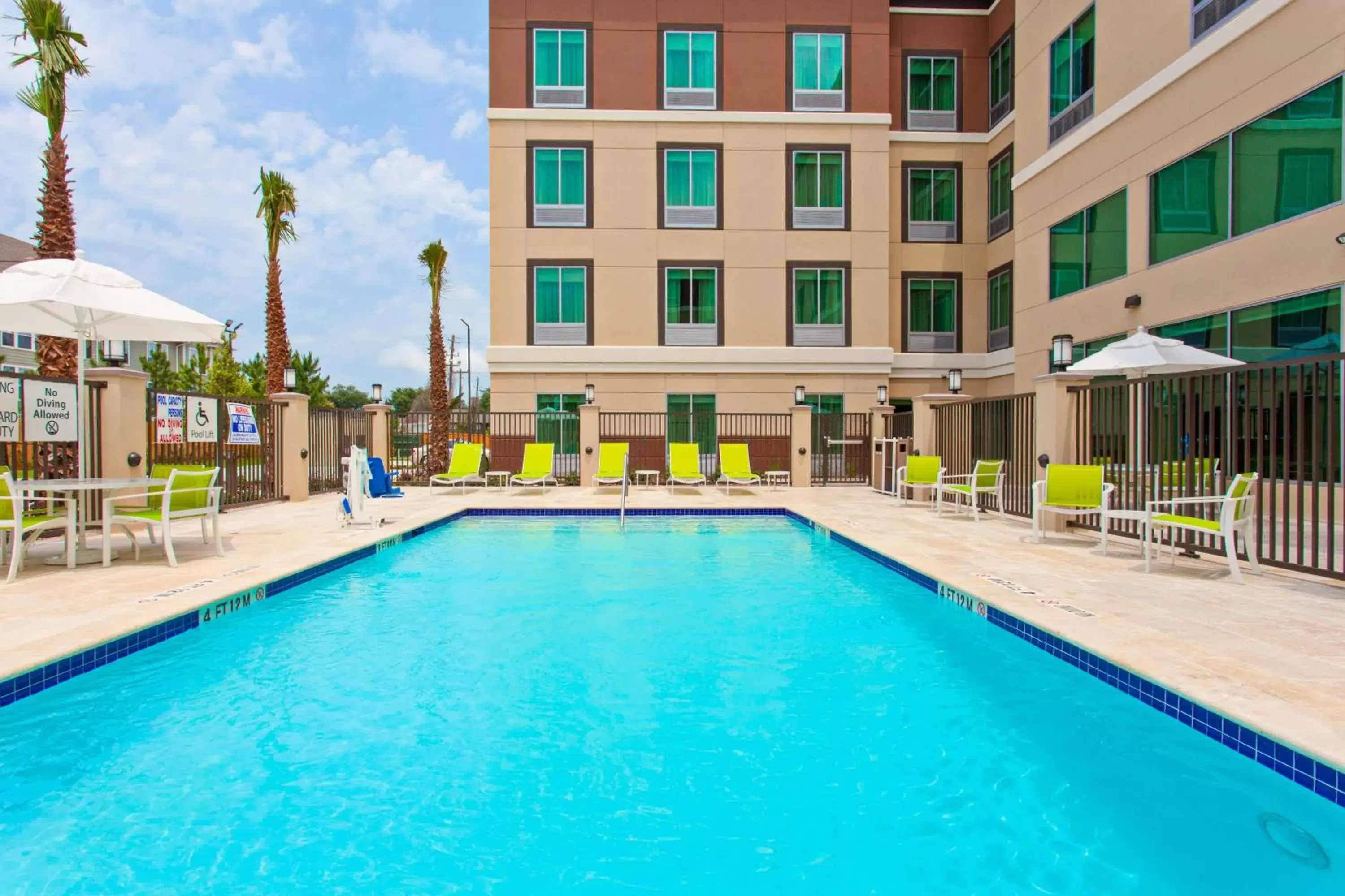 Swimming Pool in Holiday Inn Express & Suites Houston SW - Medical Ctr Area