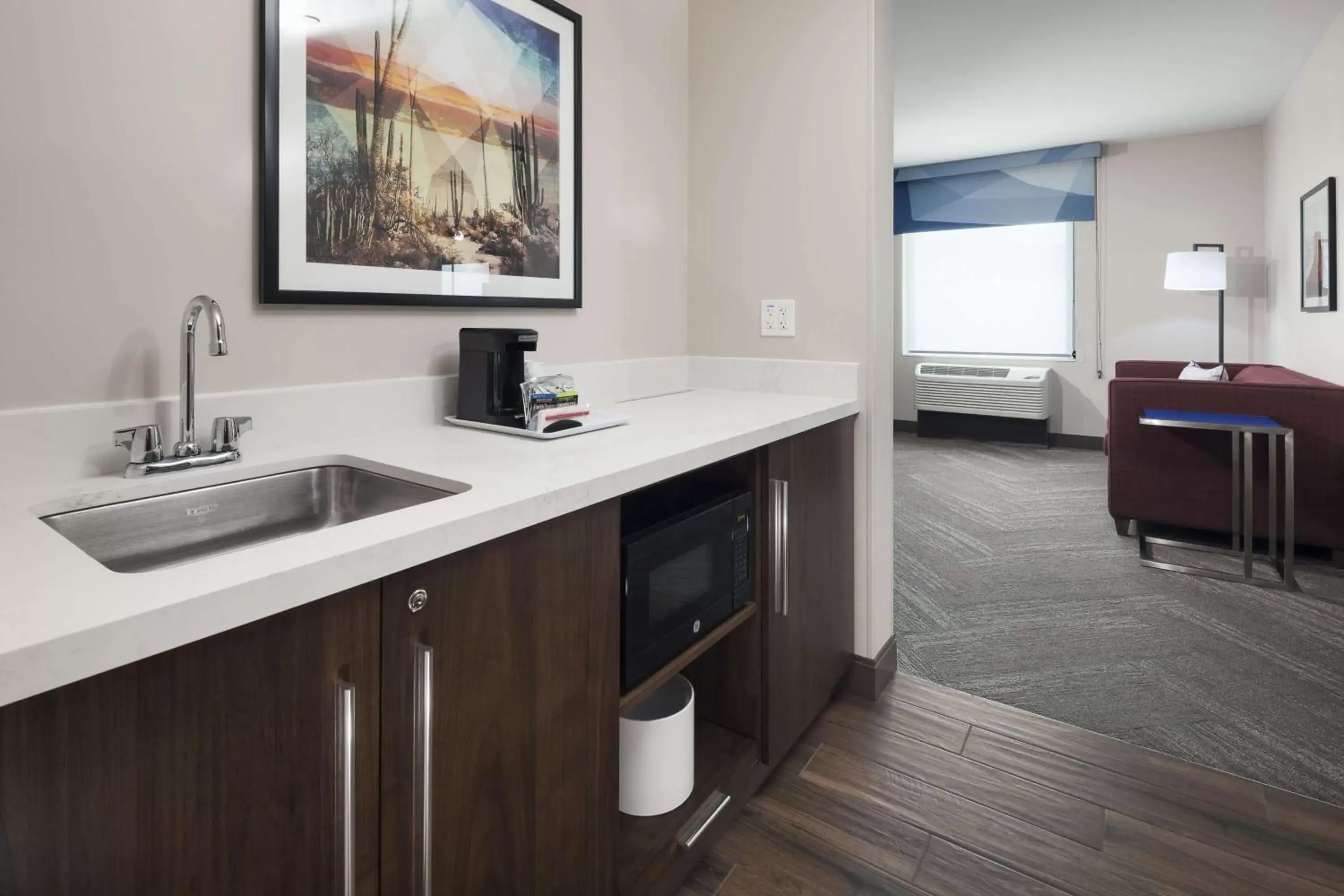 Living room, Kitchen/Kitchenette in Hampton Inn & Suites Phoenix Downtown