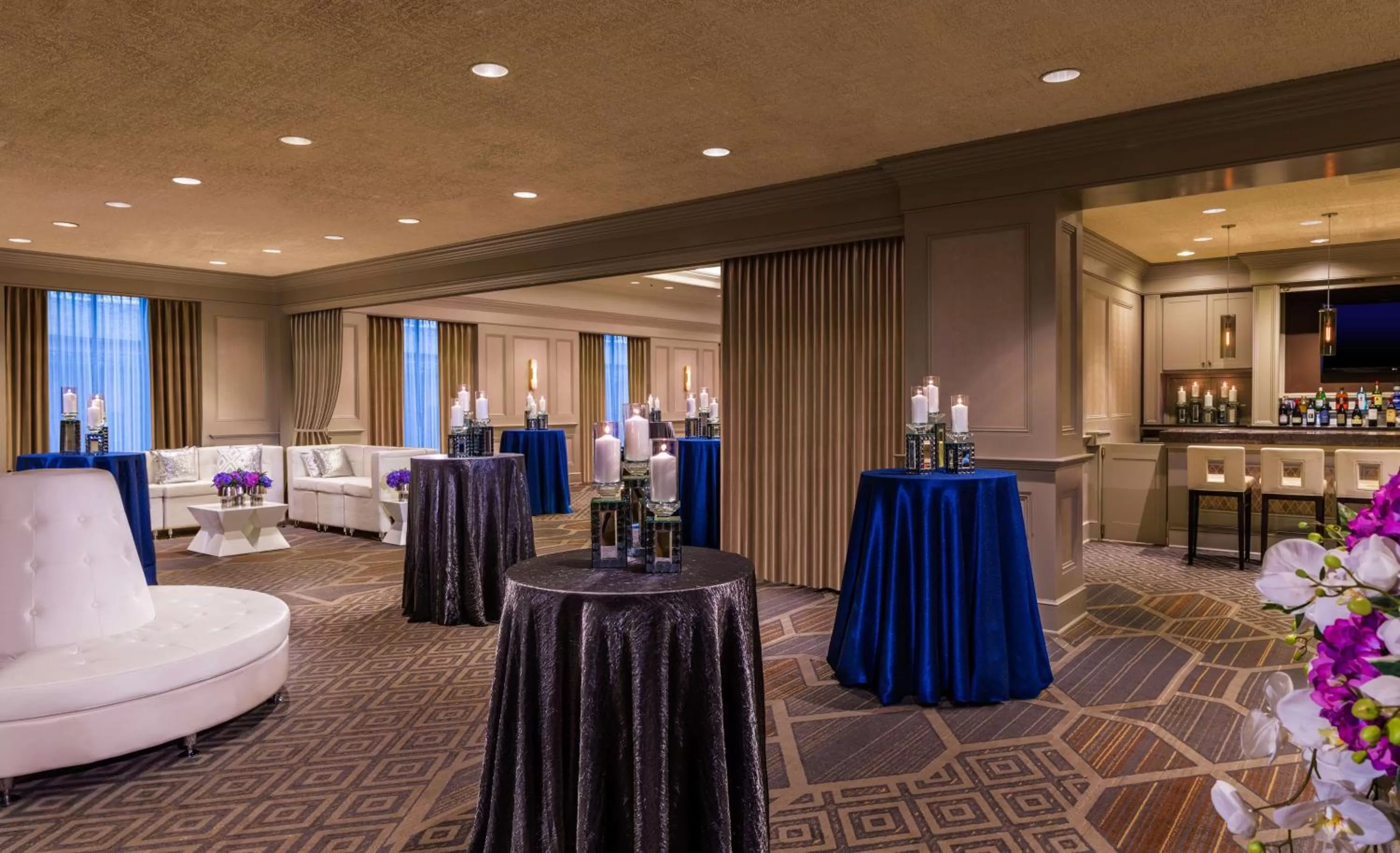 Lounge or bar in Hilton Minneapolis