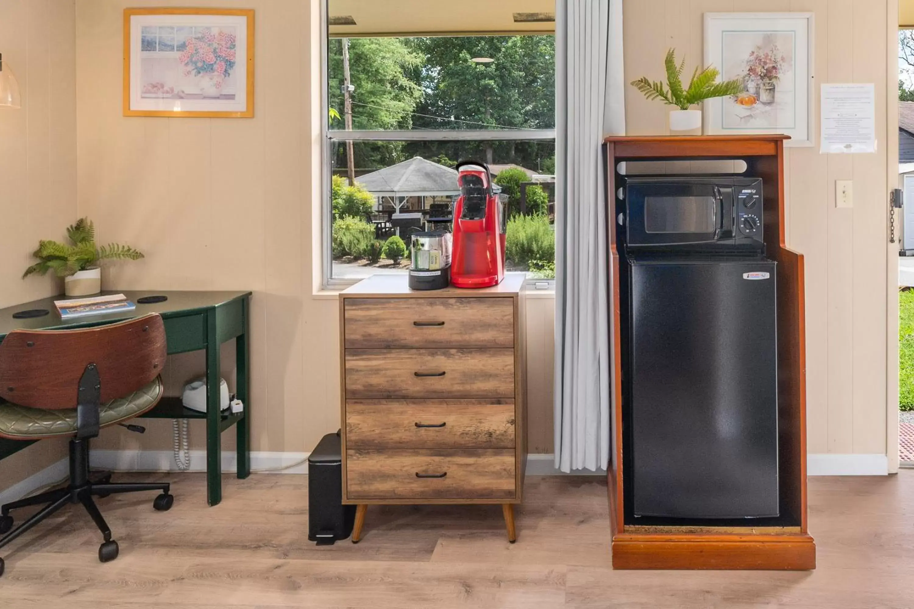 Coffee/tea facilities in CedarWood Inn