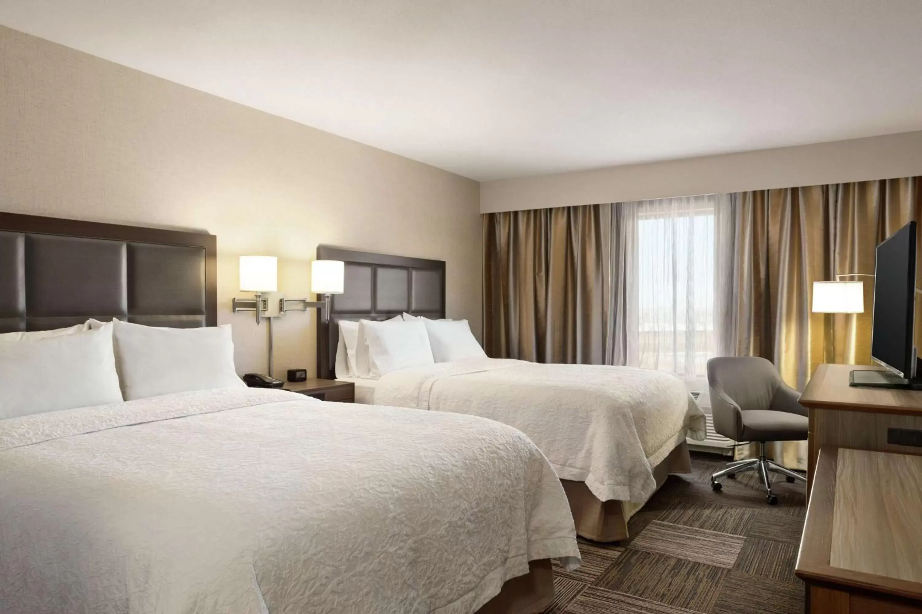 Bedroom, Bed in Hampton Inn & Suites Minooka