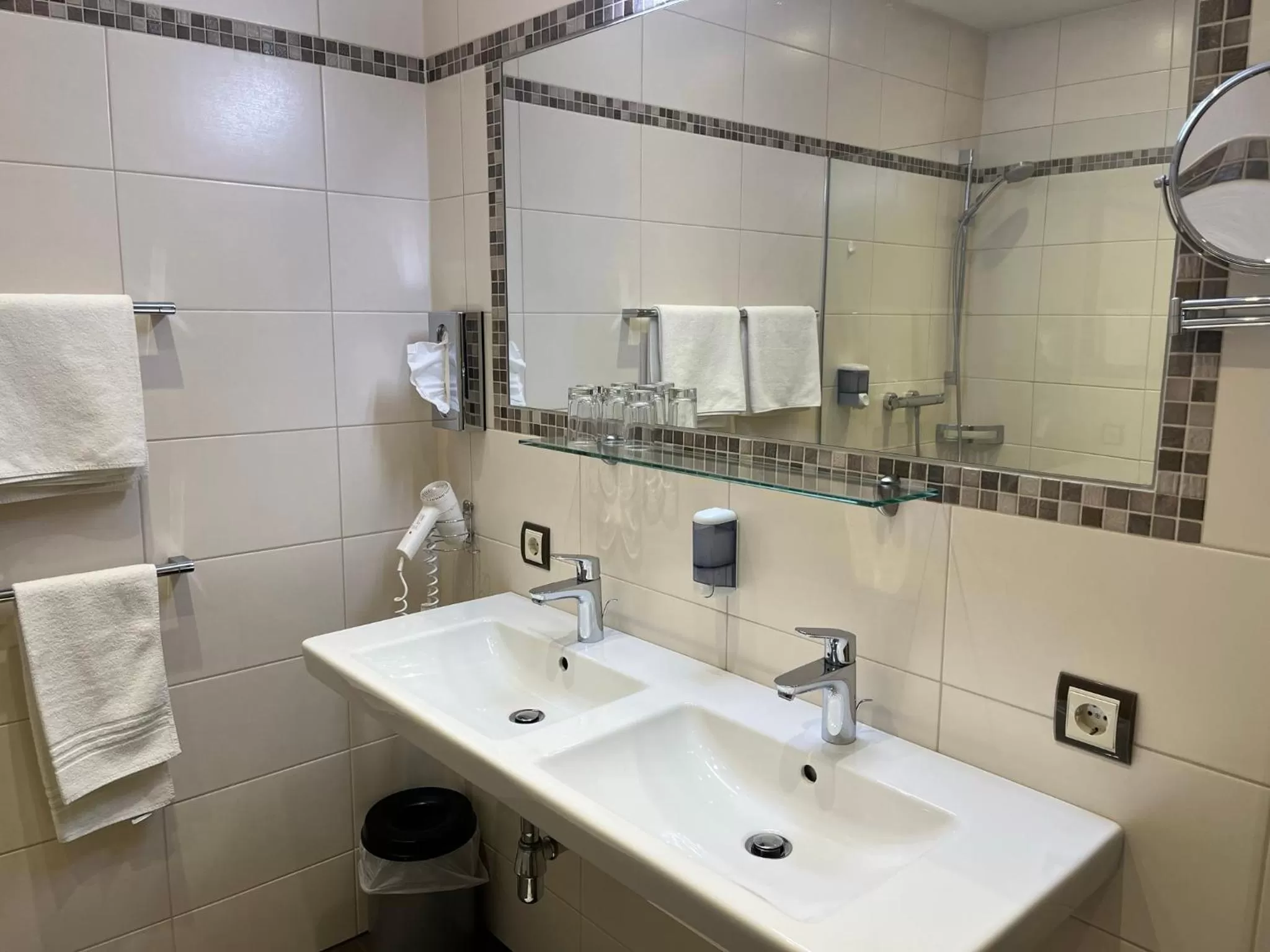 Bathroom in Tinschert Hotel-Restaurant-Partyservice