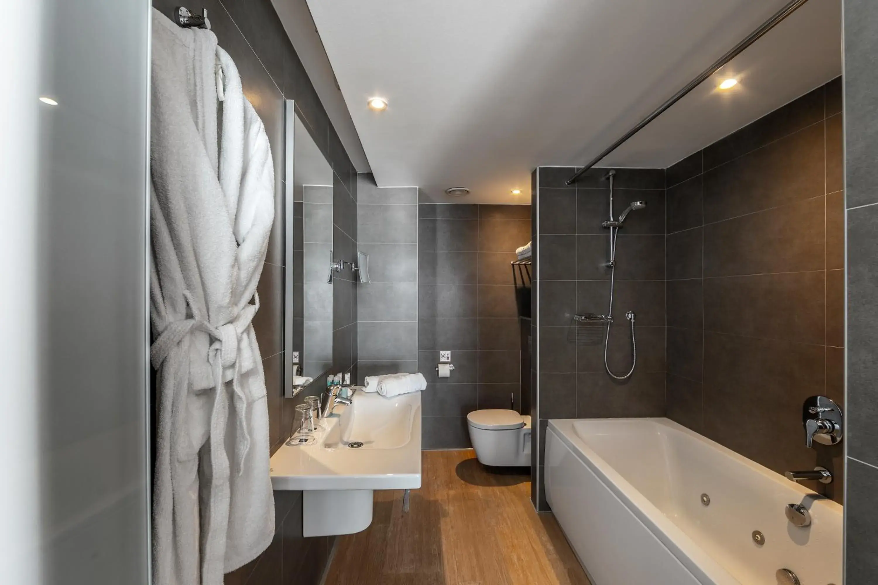 Hot Tub, Bathroom in Faros Hotel