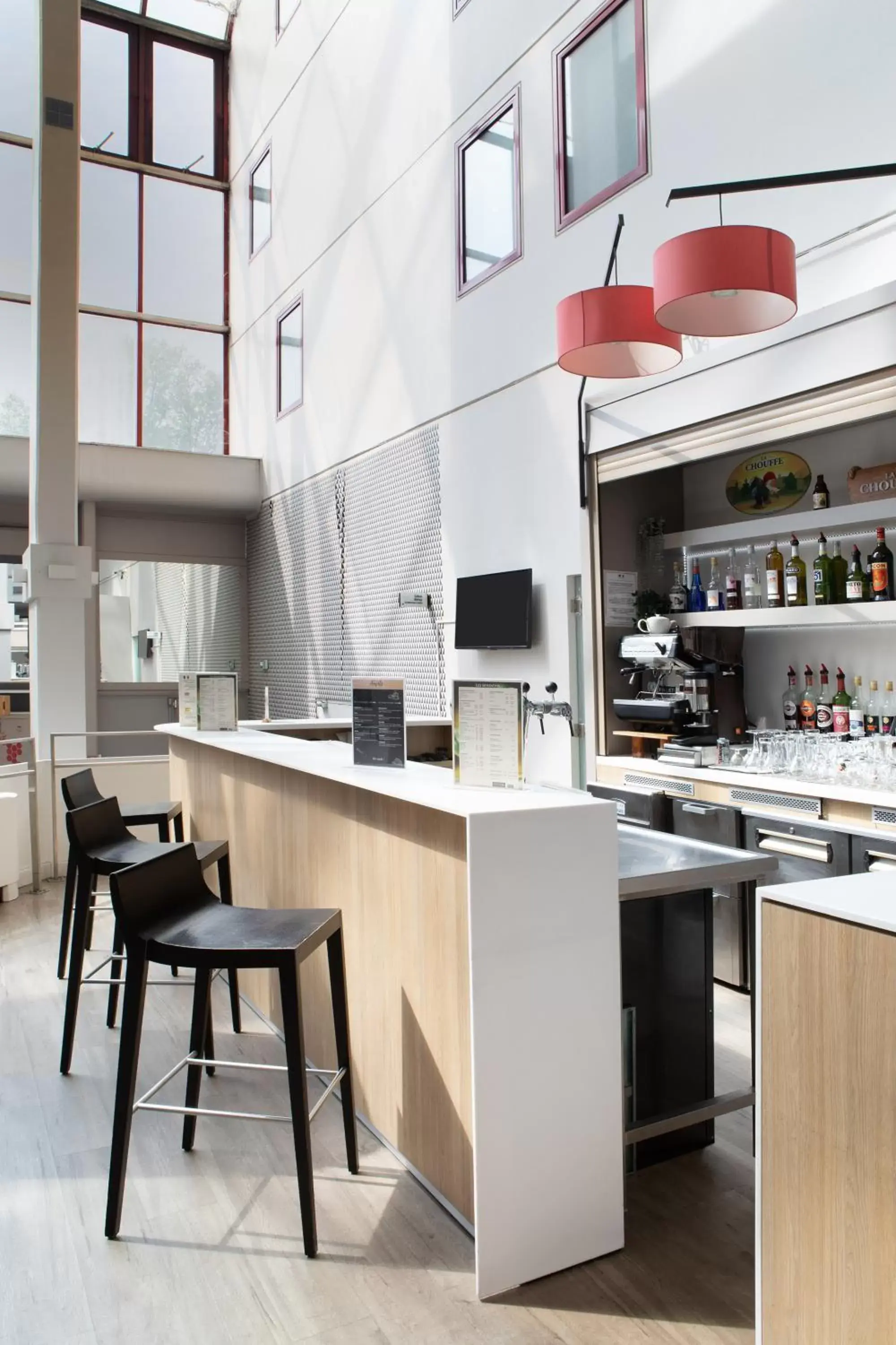 Lounge or bar, Kitchen/Kitchenette in Kyriad Paris Est - Bois de Vincennes