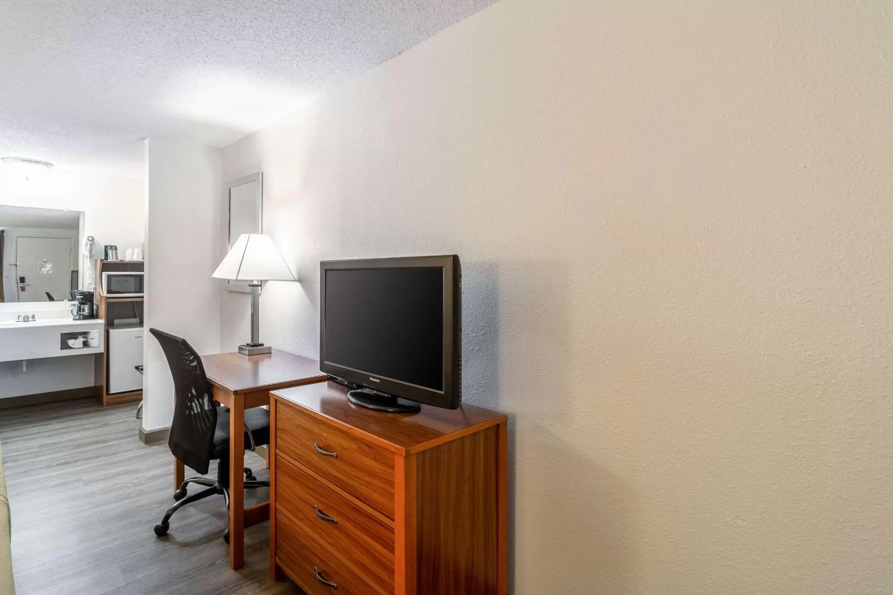 Photo of the whole room, TV/Entertainment Center in Econo Lodge Miles City