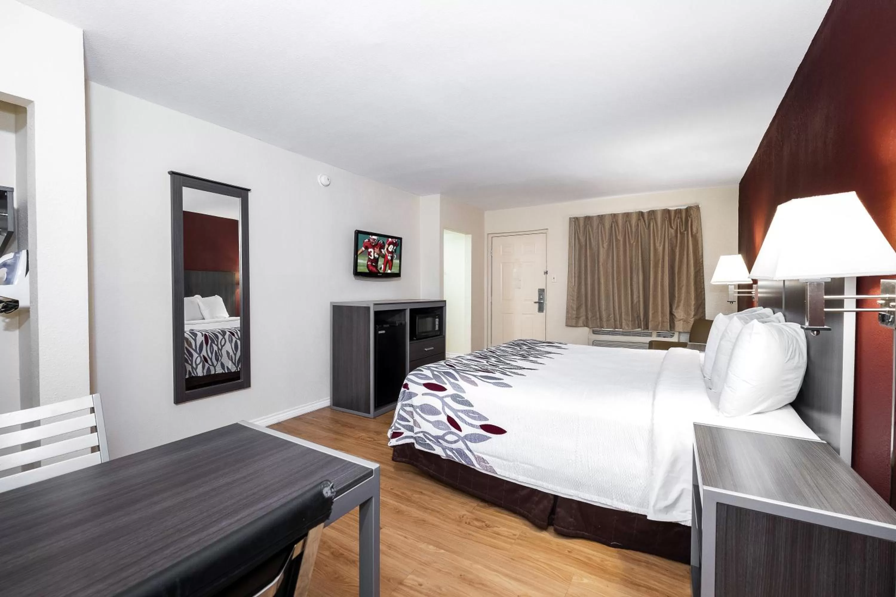 Photo of the whole room, Bed in Red Roof Inn Houston North - FM1960 & I-45