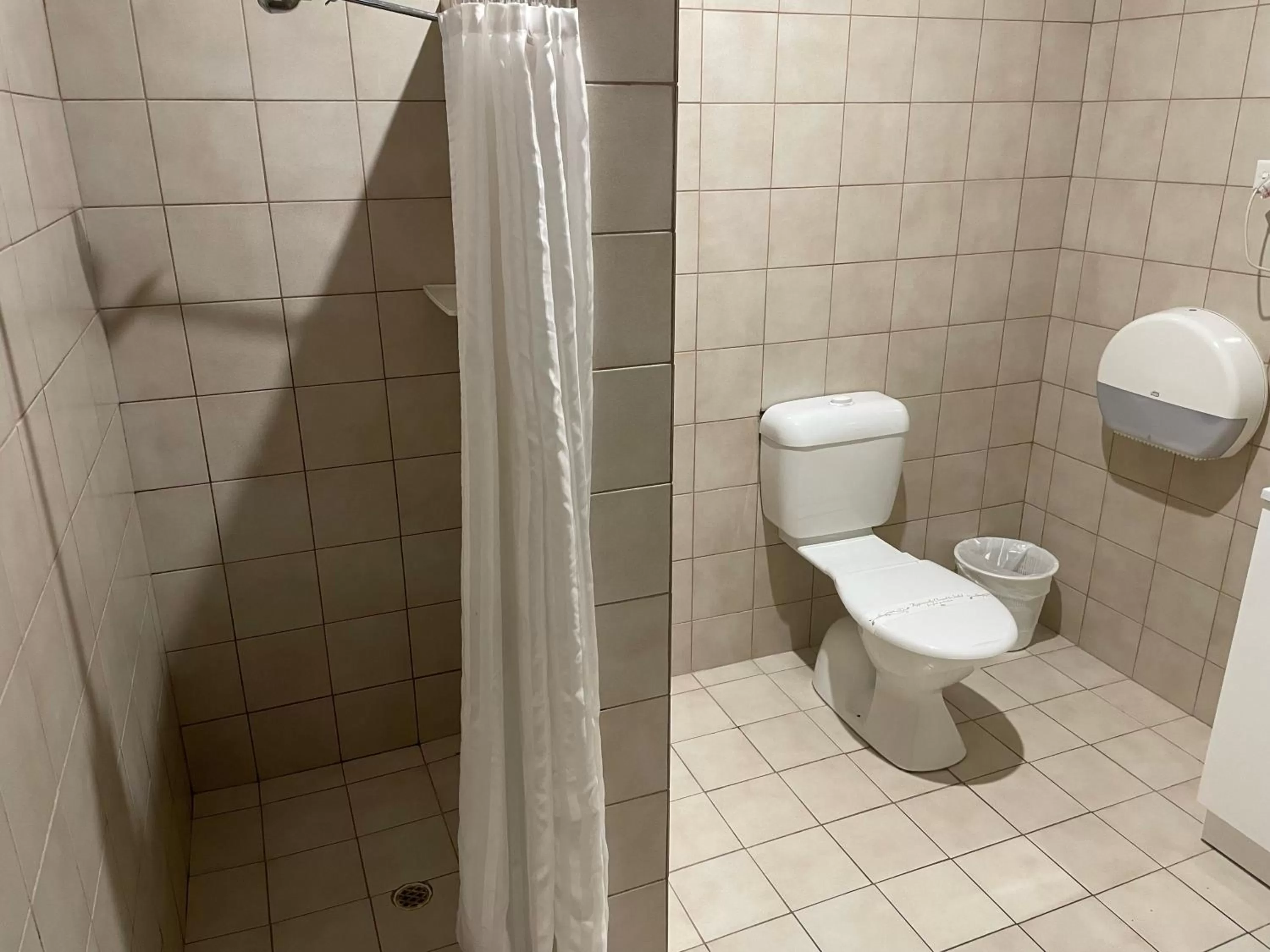 Toilet in Pavlos Motel