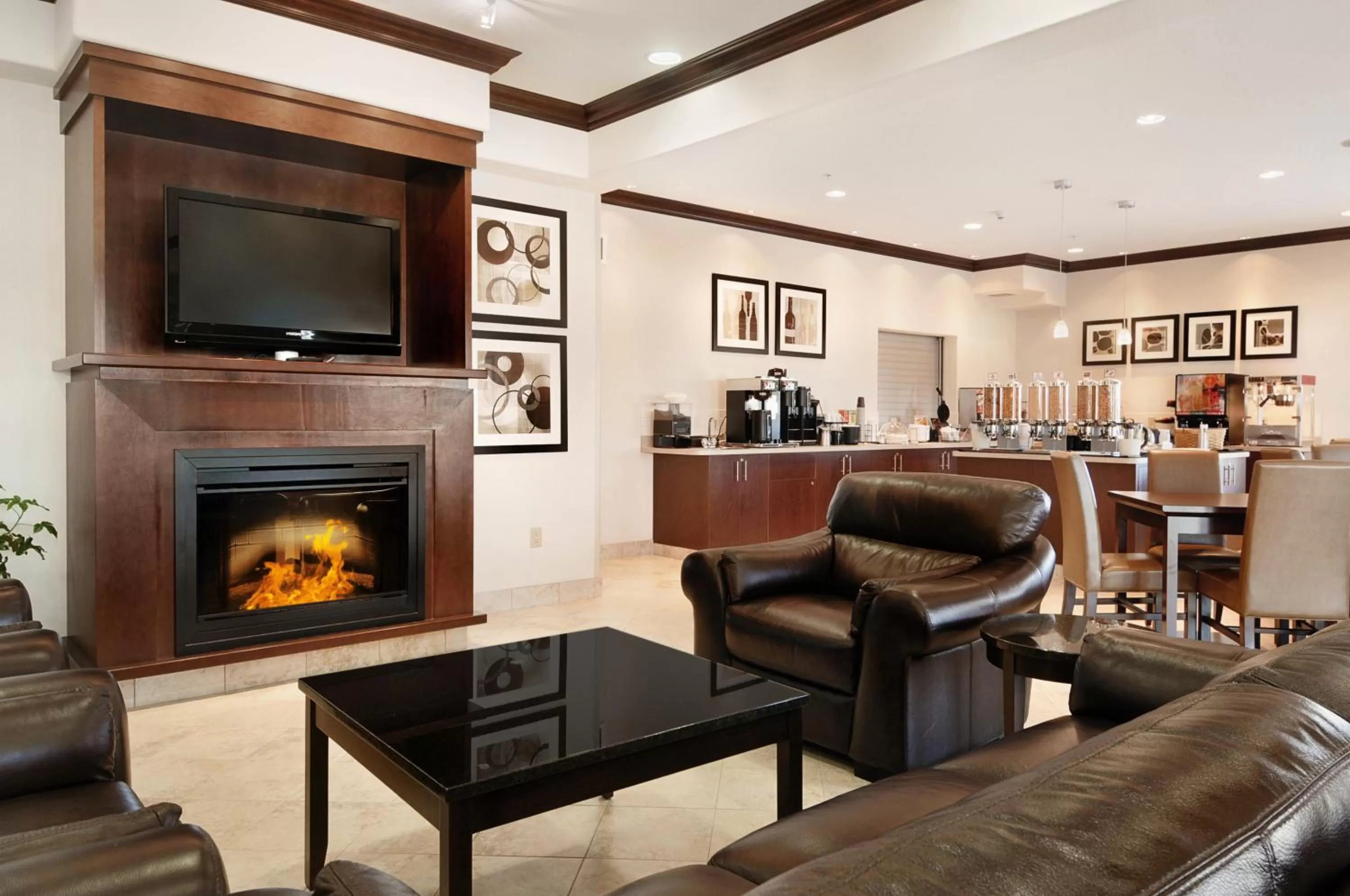 Coffee/tea facilities in Canalta Hotel Tisdale