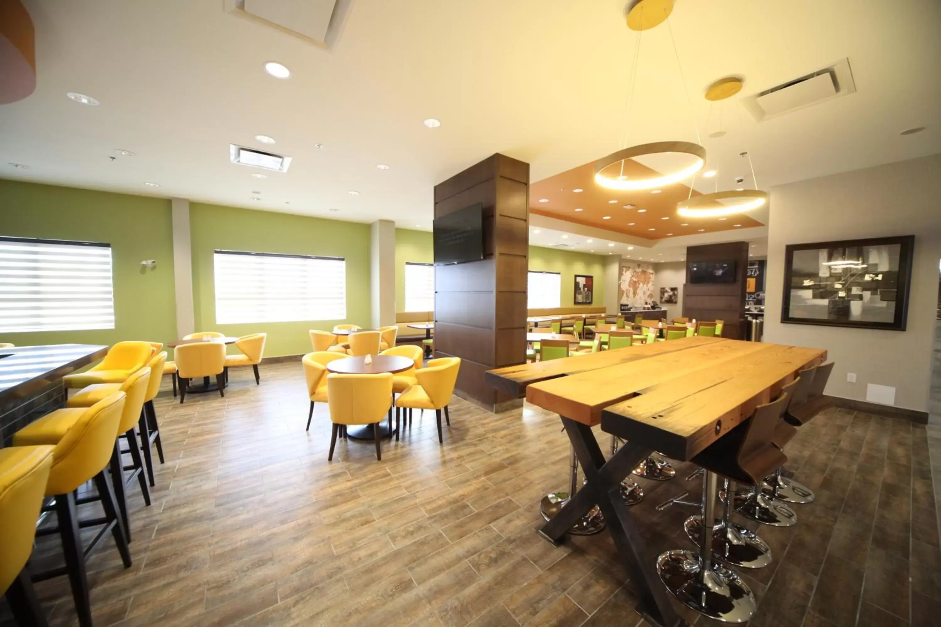 Lounge or bar, Restaurant/Places to Eat in Wyndham Garden Edmonton Airport