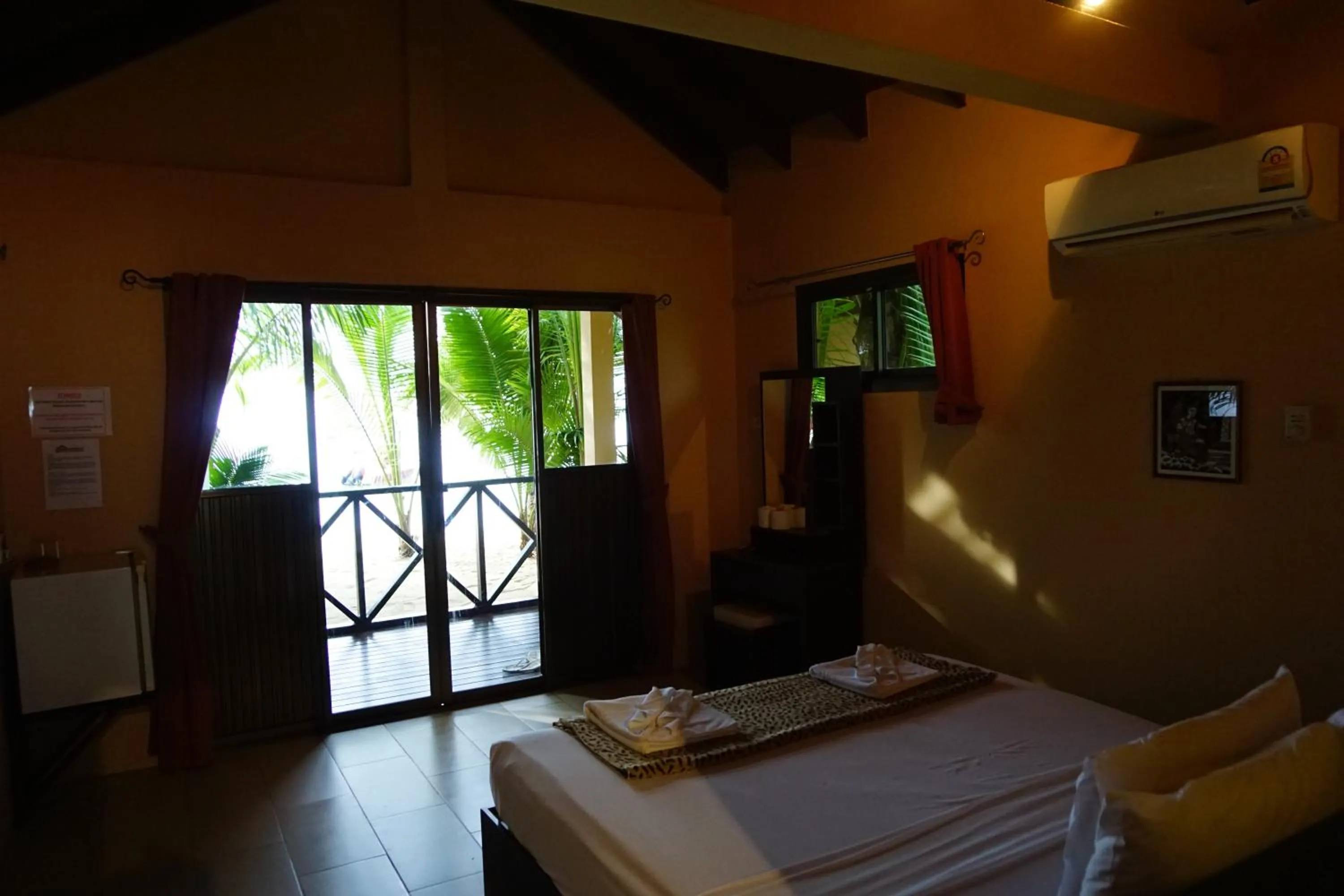 Photo of the whole room, Bed in Moonhut Bungalows