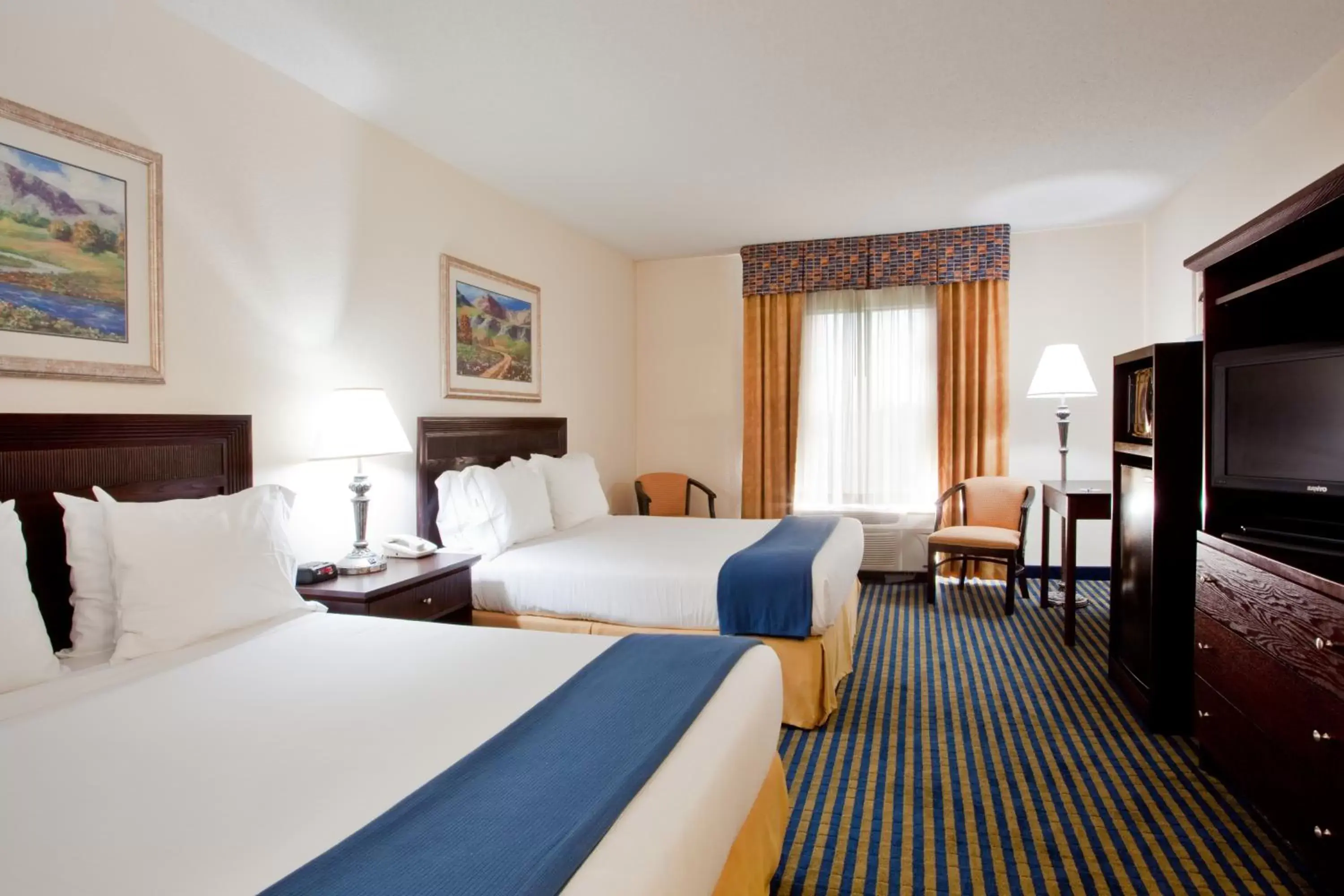 Bed in Holiday Inn Express & Suites Chesapeake, an IHG Hotel