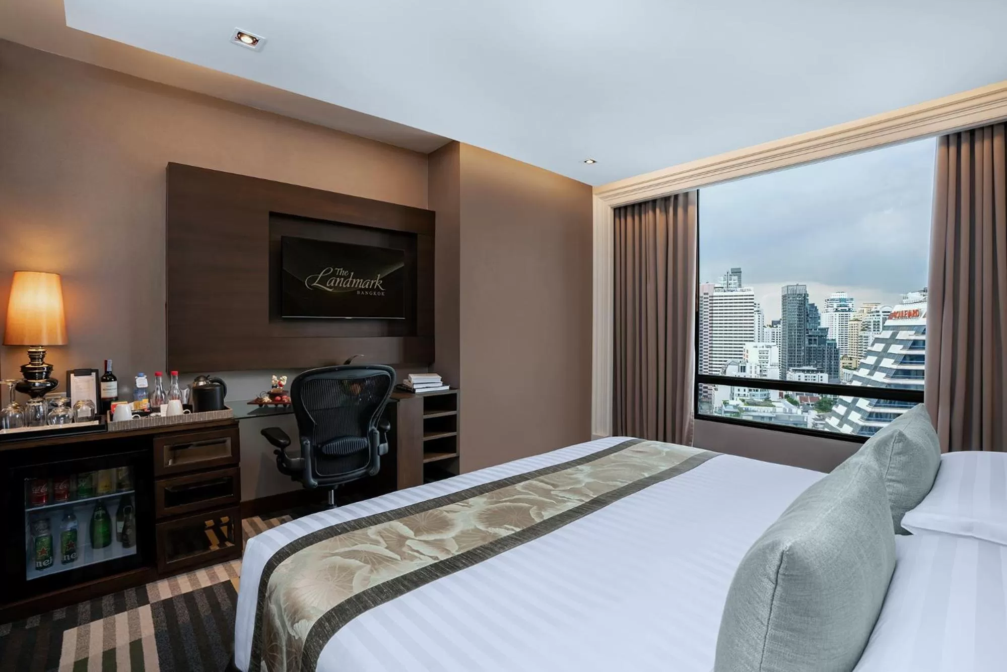 Photo of the whole room, Bed in The Landmark Bangkok