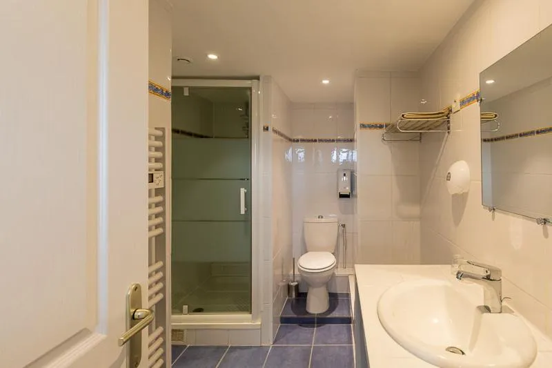 Shower in Cit'Hotel Le Regina Bordeaux Gare Saint-Jean