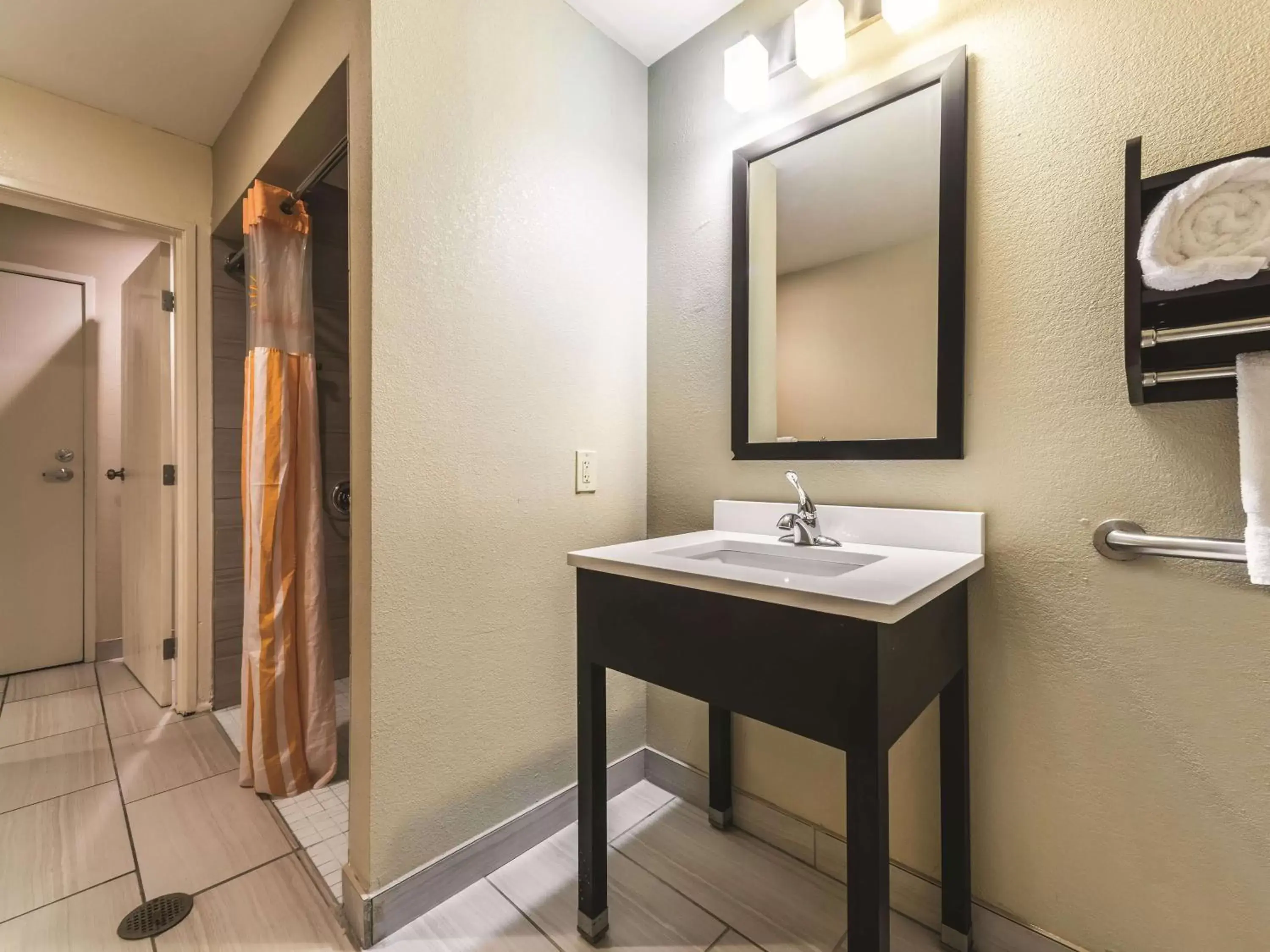 Photo of the whole room, Bathroom in La Quinta by Wyndham Collinsville - St. Louis