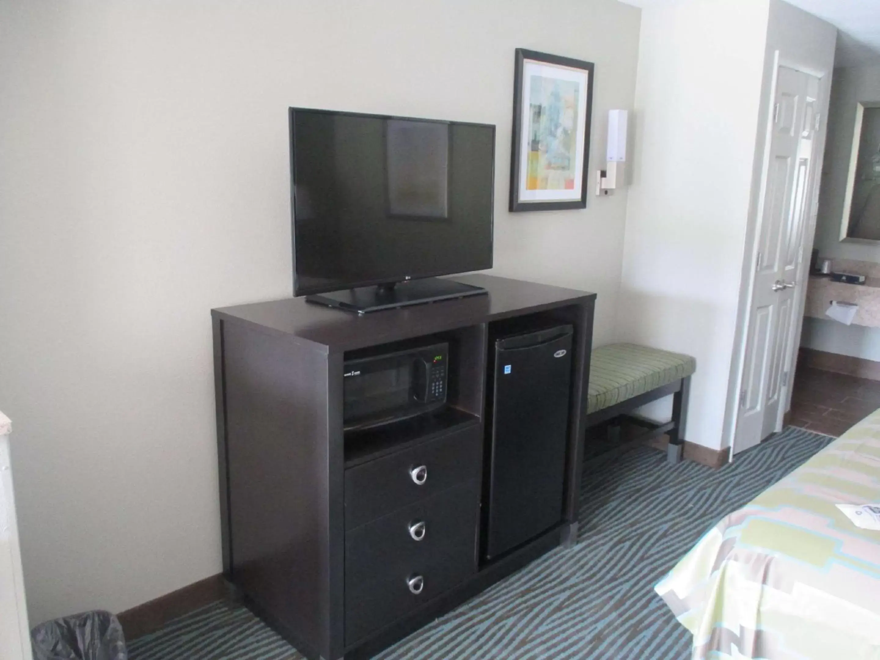 Photo of the whole room, TV/Entertainment Center in Best Western Executive Suites