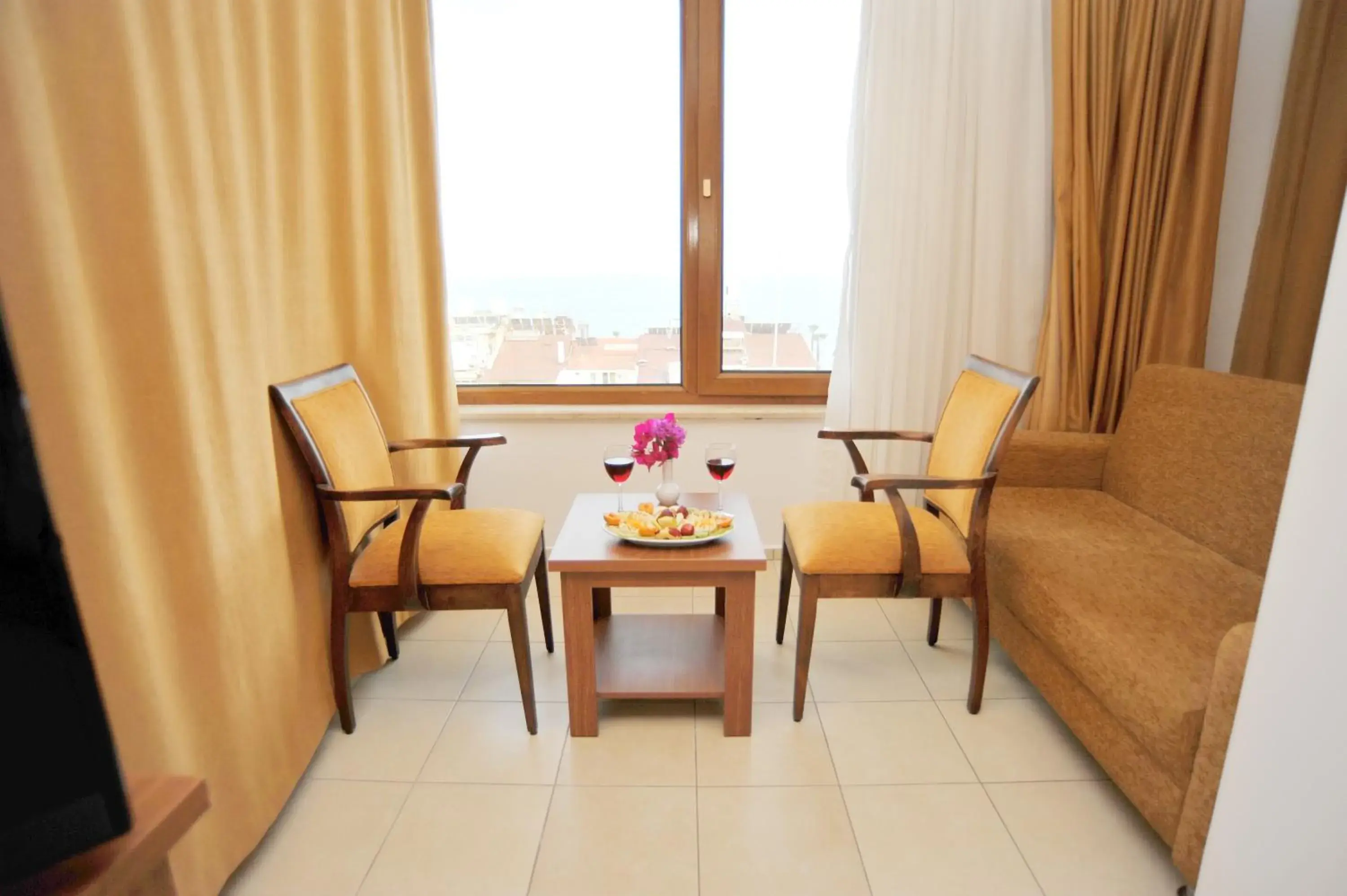 Seating area, Dining Area in Hotel Royal Hill