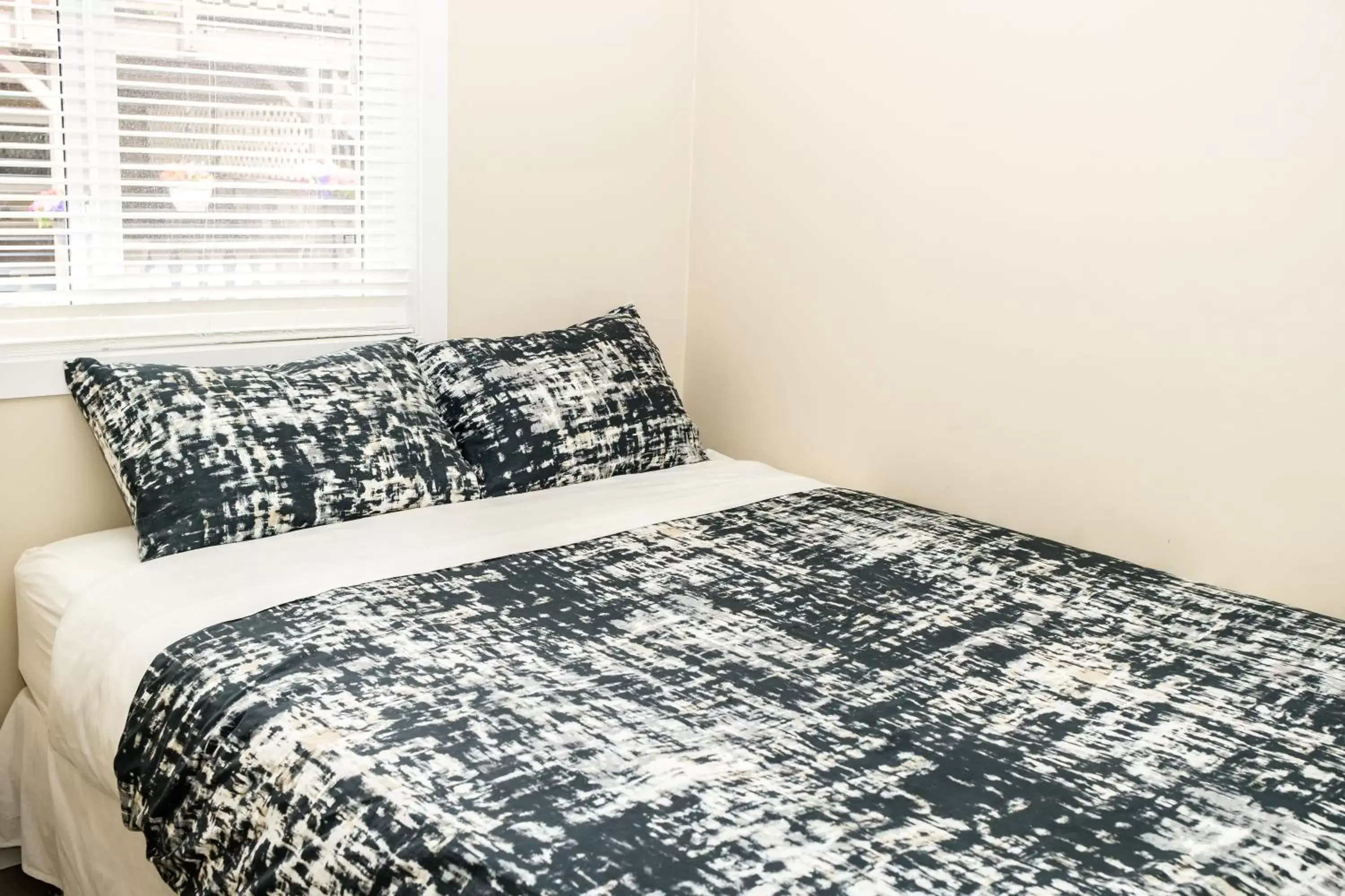 Bedroom, Bed in Crescent Motel