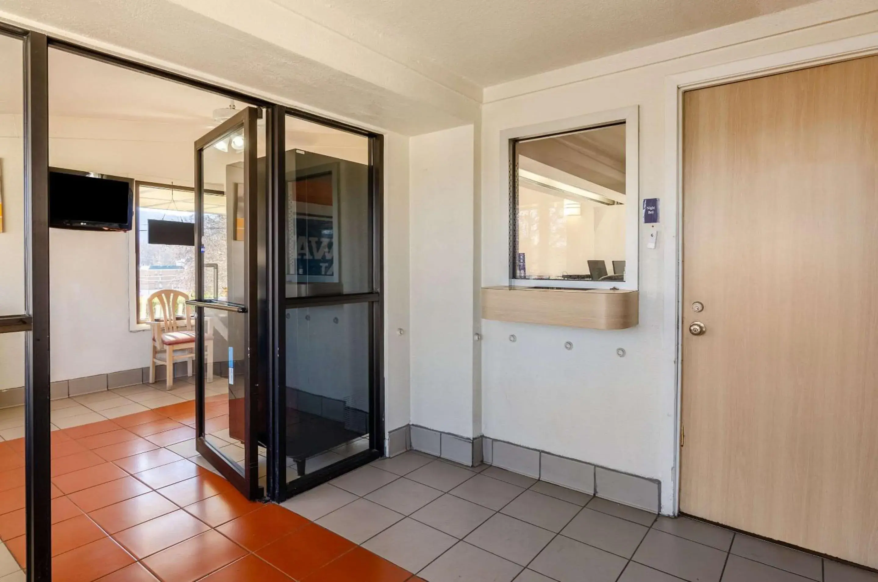 Lobby or reception, Kitchen/Kitchenette in Rodeway Inn