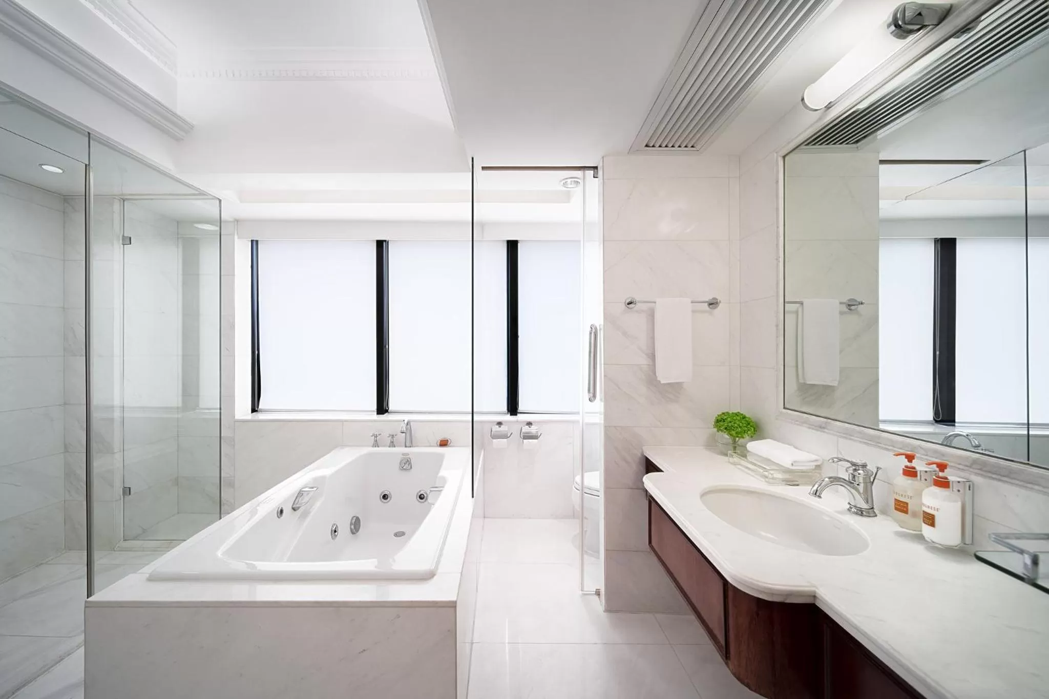 Bathroom in Crowne Plaza Hotel & Suites Landmark Shenzhen, an IHG Hotel - Nearby Luohu Border, Indoor heated swimming pool, Receive RMB100 SPA coupon upon check-in