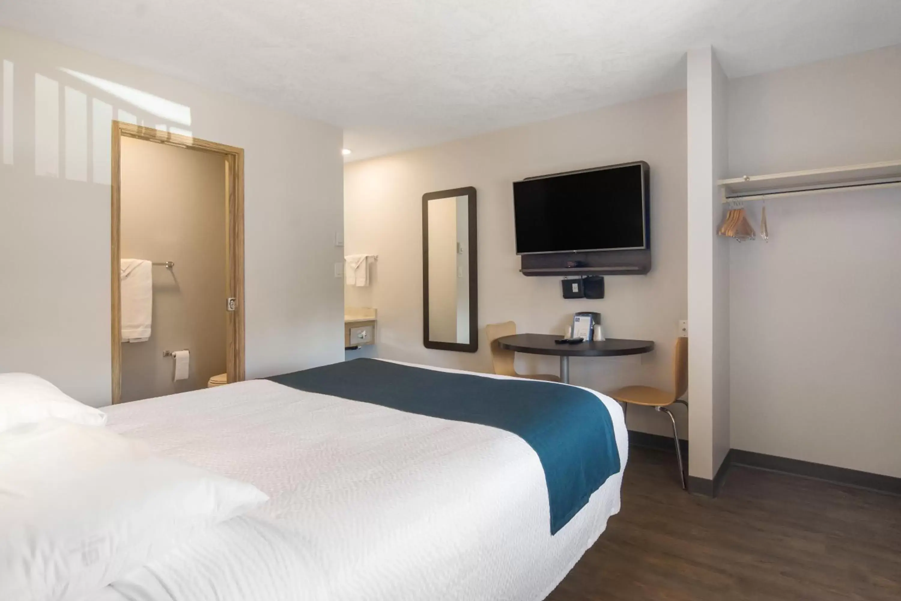 Communal lounge/ TV room, Bed in Motel 6-Saanichton, BC - Victoria Airport