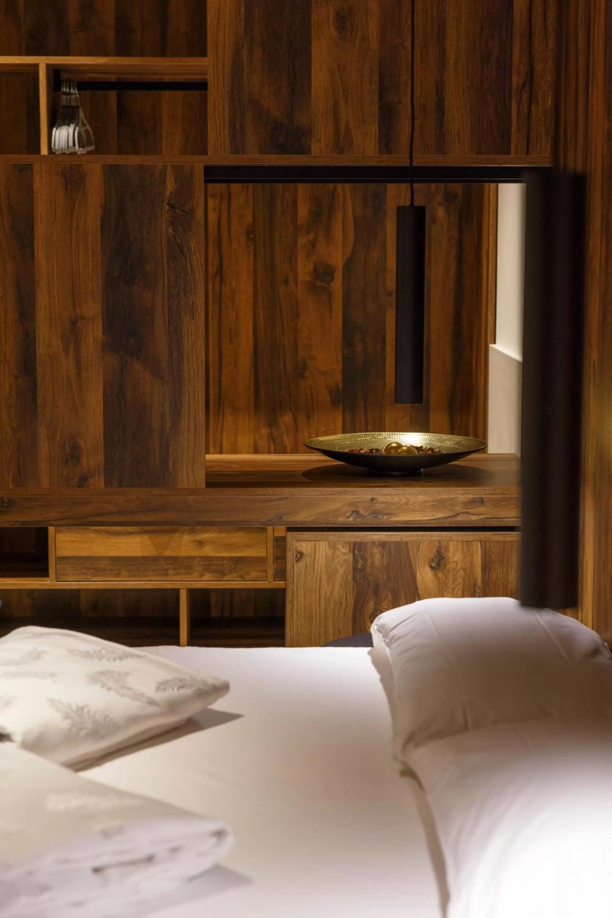 wardrobe, Bed in Grand Hotel Riva