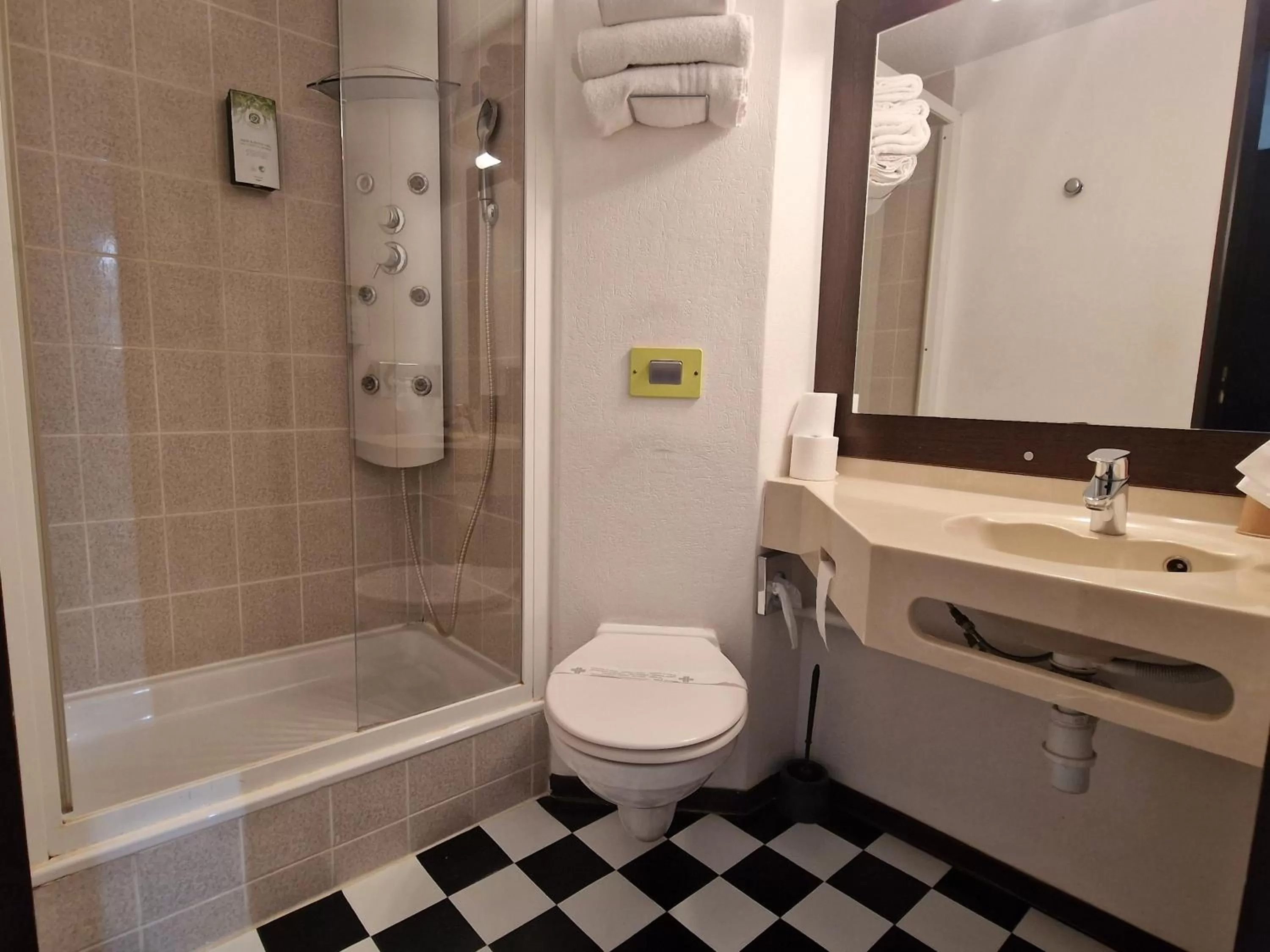 Bathroom in Kyriad Montluçon - Saint Victor