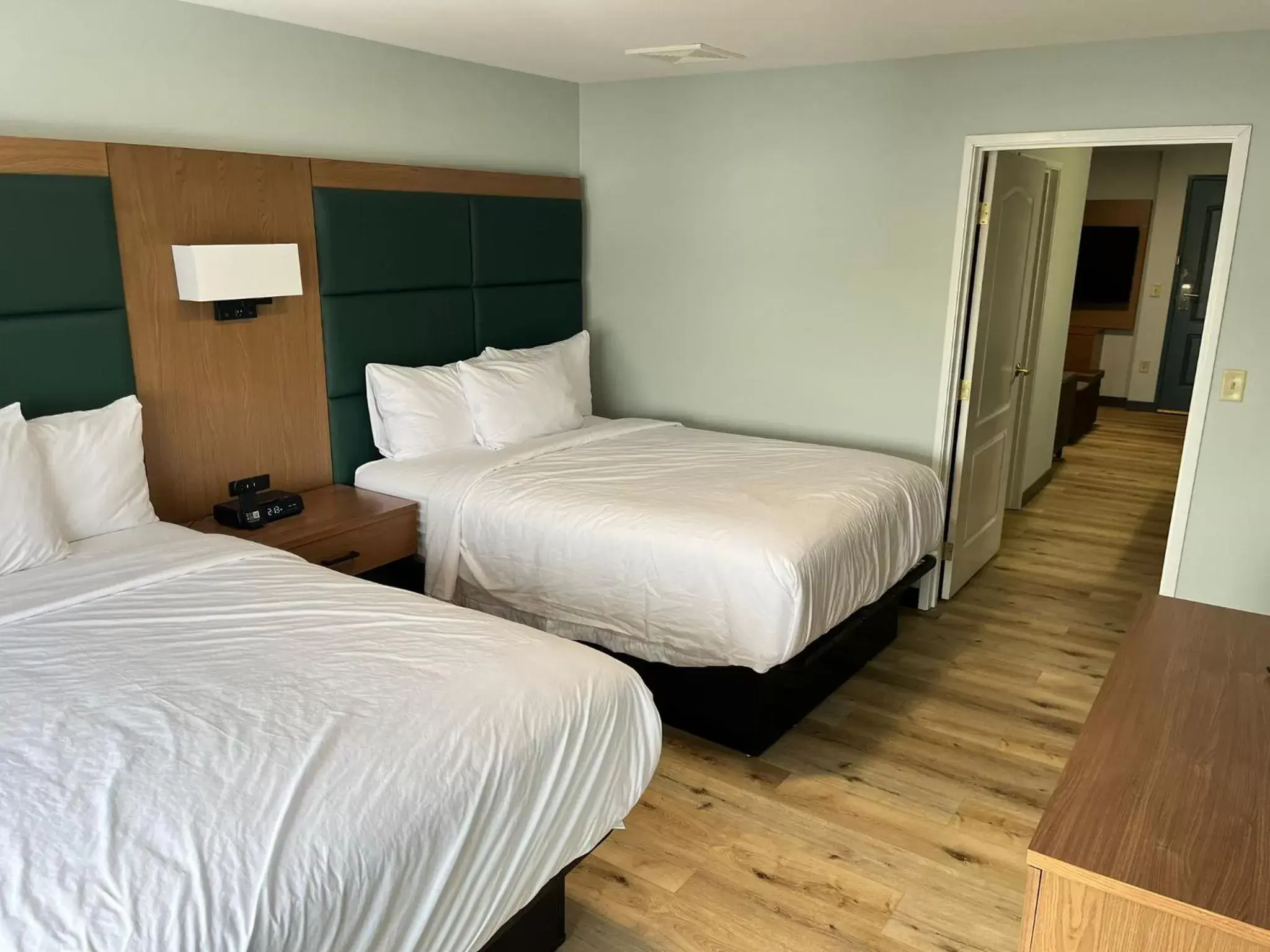 Bedroom, Bed in Wingate By Wyndham Mansfield Ontario Bedroom, Bed in Wingate By Wyndham Mansfield Ontario