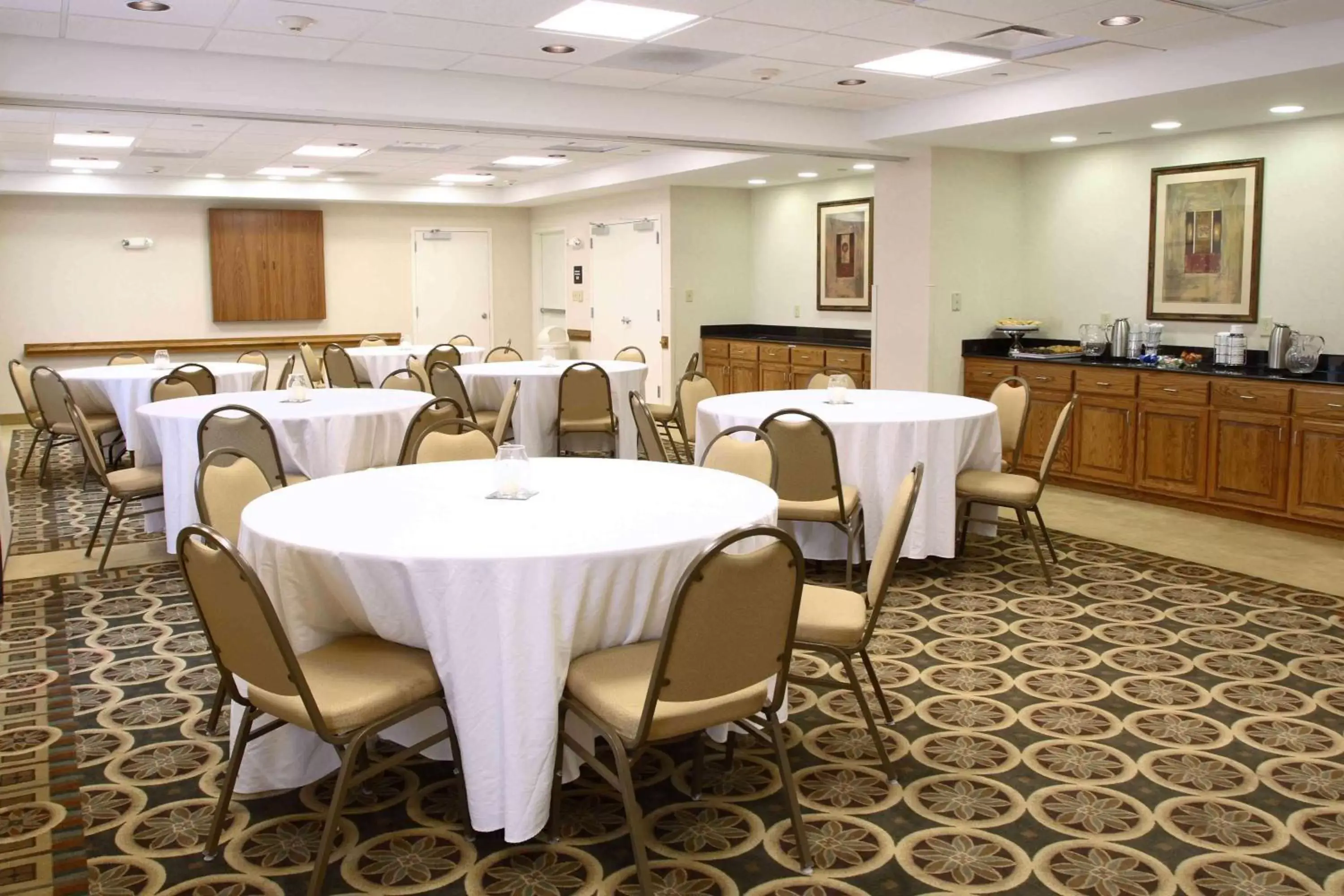 Meeting/conference room, Restaurant/Places to Eat in Hampton Inn & Suites Chesapeake-Square Mall