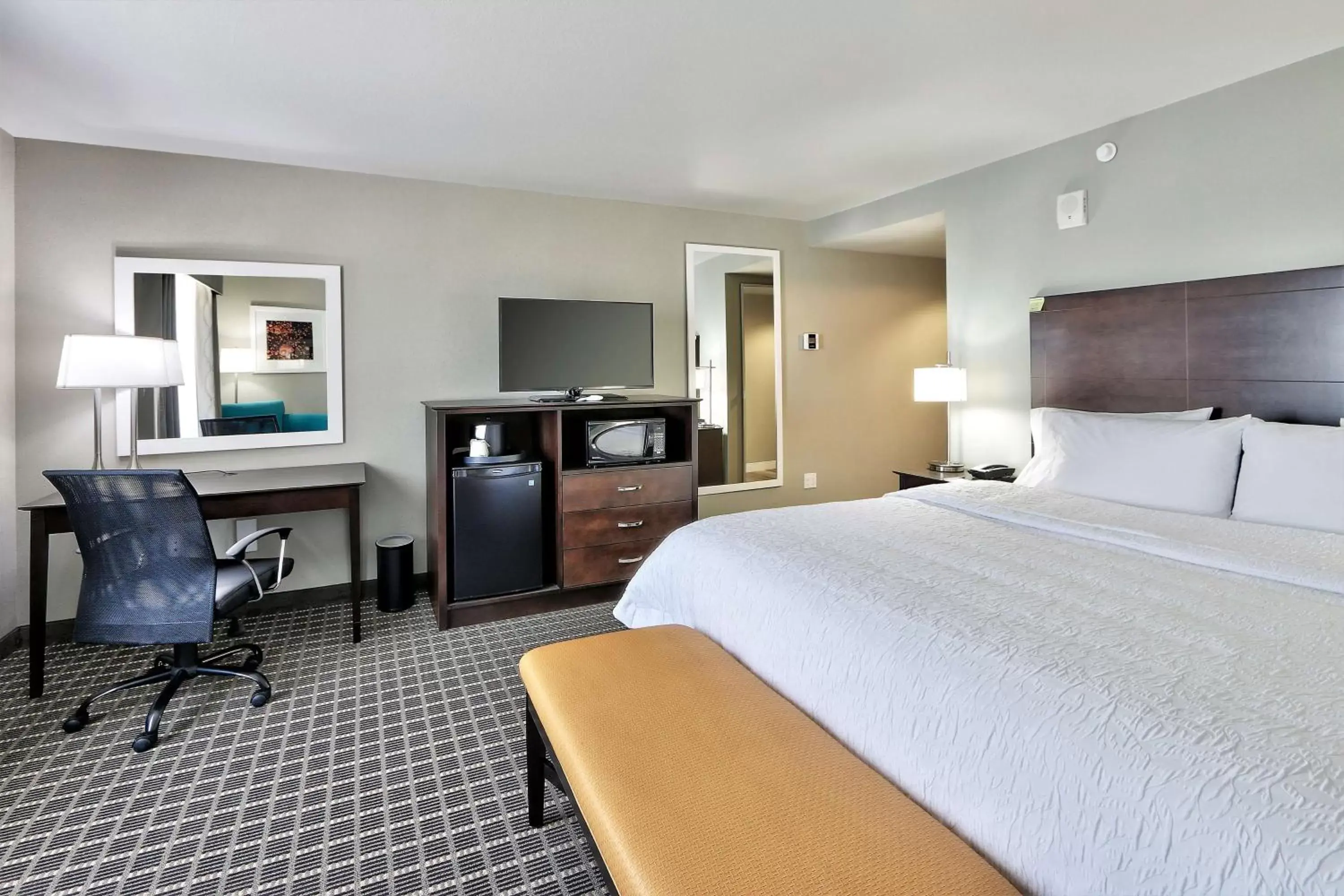 Bedroom, Bed in Hampton Inn & Suites Albuquerque Airport