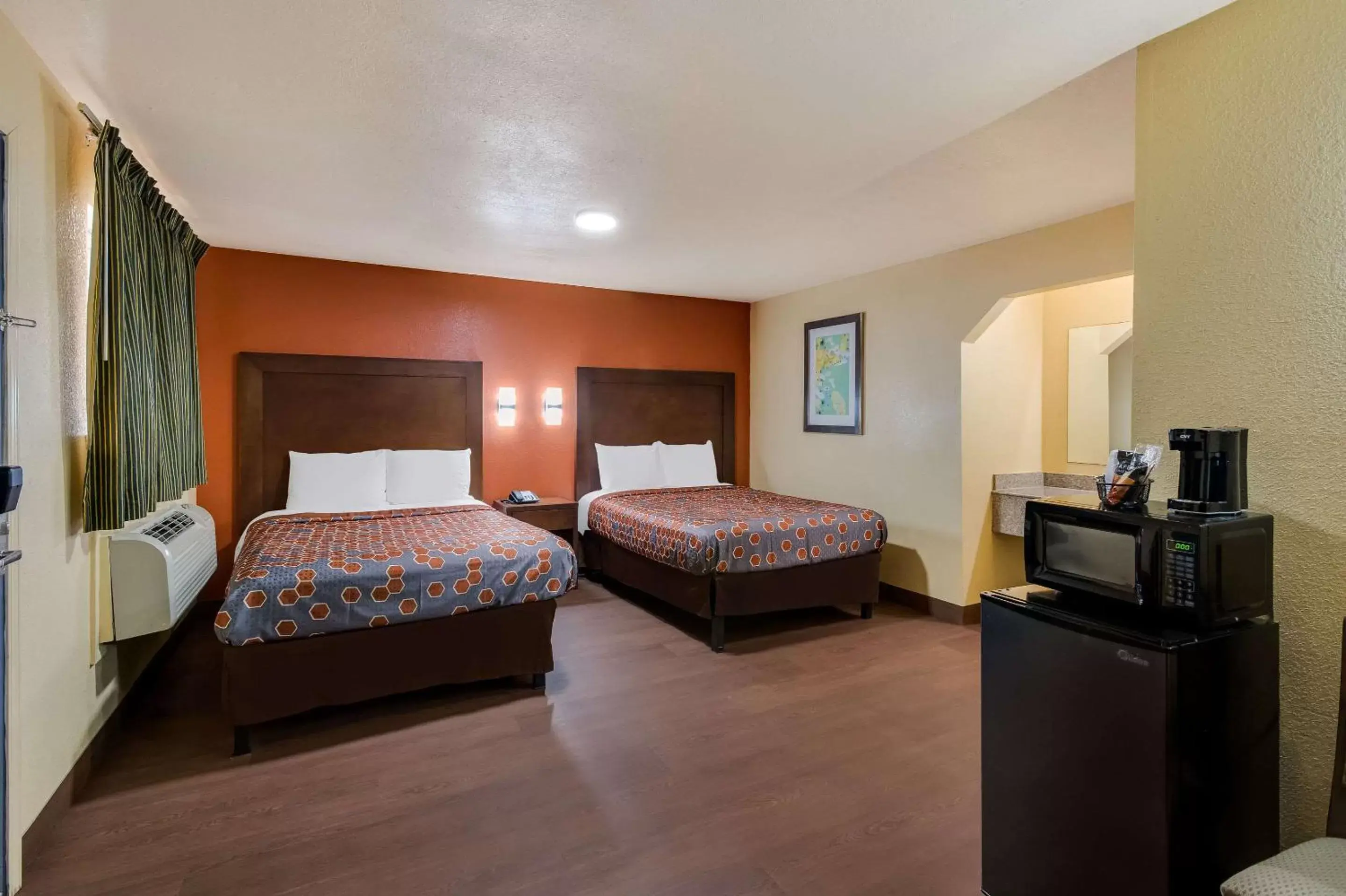 Bedroom in Rodeway Inn & Suites East