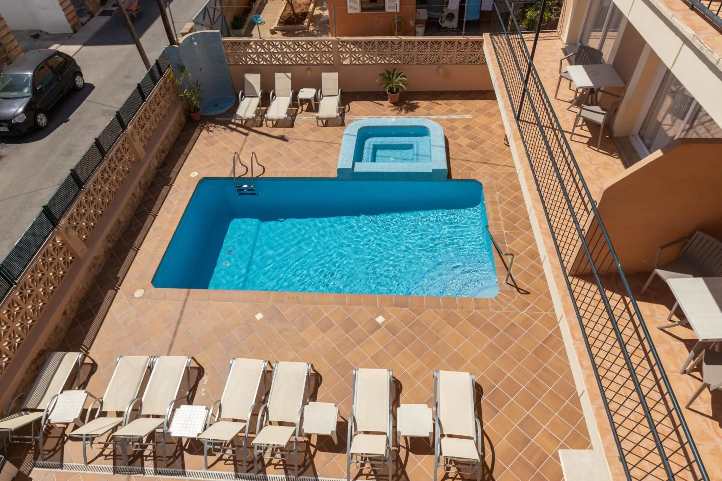 Solarium, Swimming Pool in Martinez Apartments