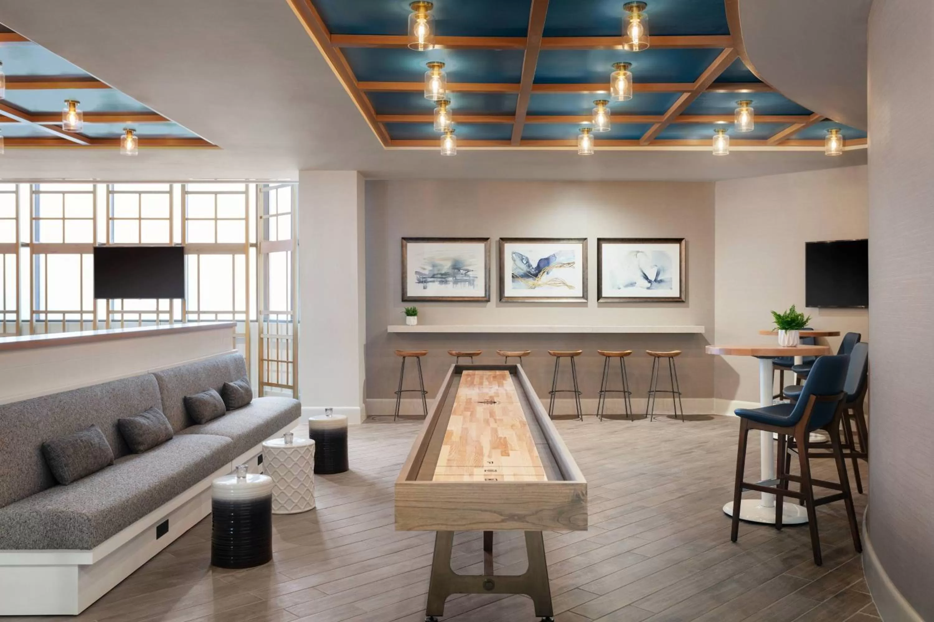 Lounge or bar in Delta Hotels by Marriott™ Virginia Beach Waterfront Suites